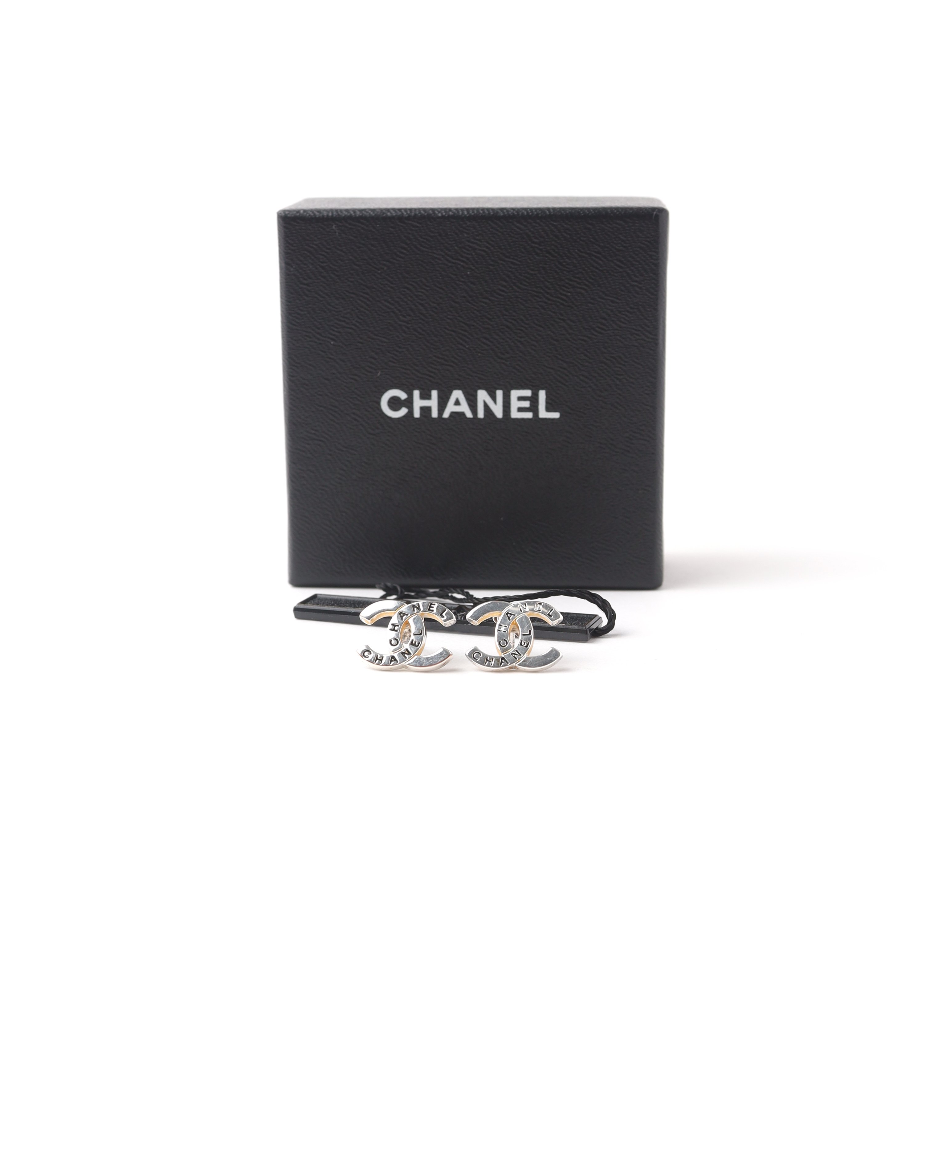 Pre-owned Chanel Cc Silver-toned Earrings
