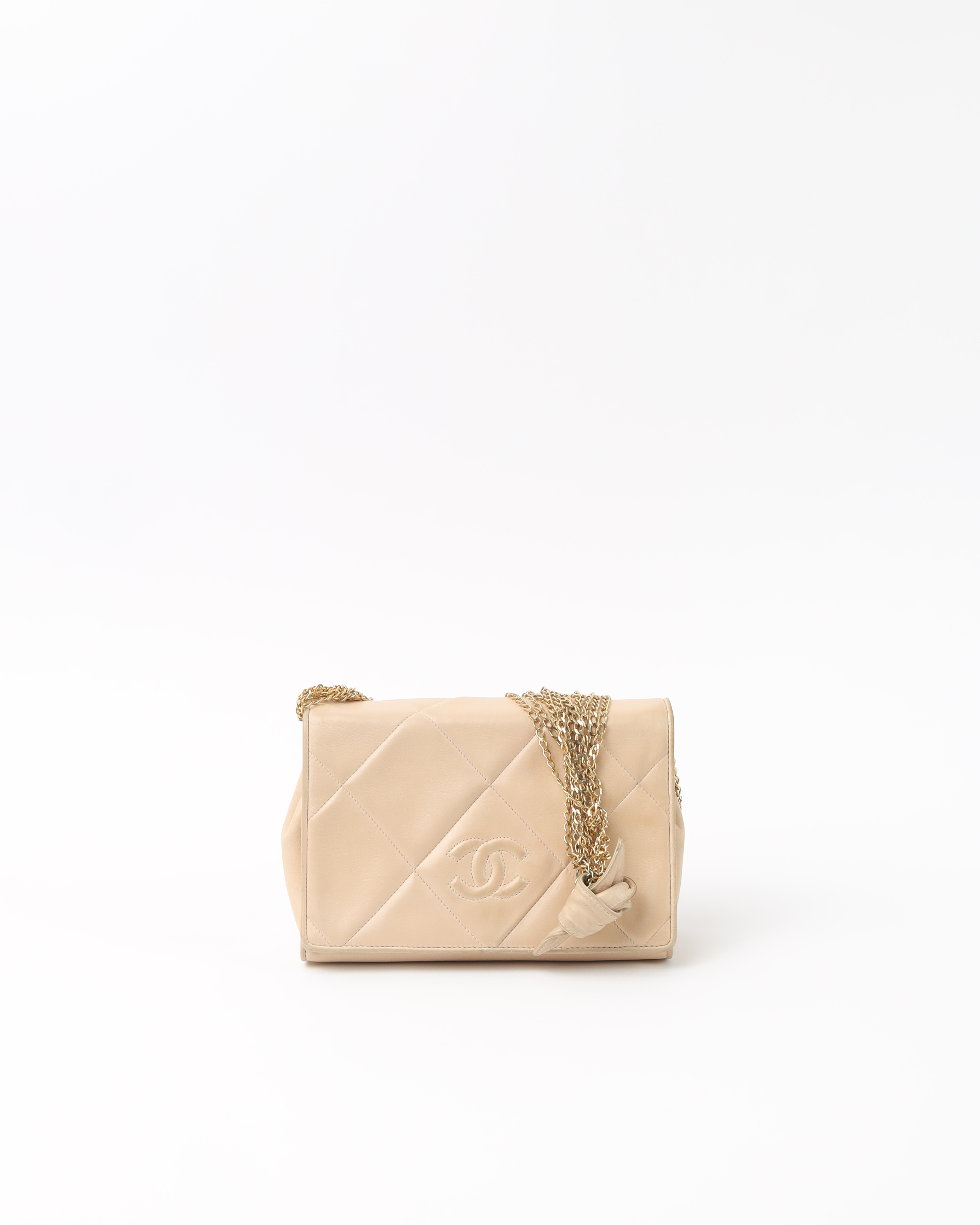 Pre-owned Chanel Cc Chain Flap Bag In White