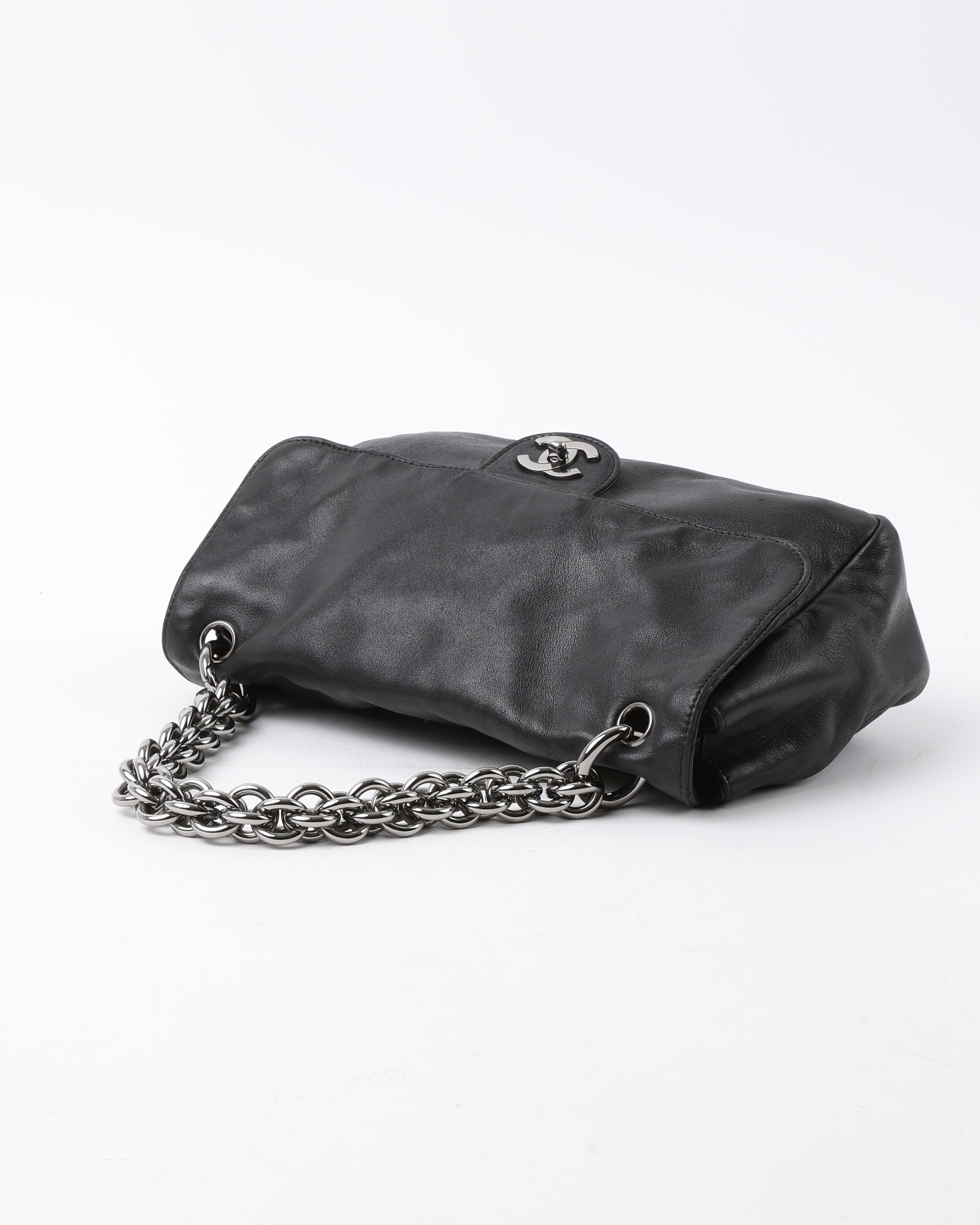 Pre-owned Chanel Classic Chain Flap Bag In Black