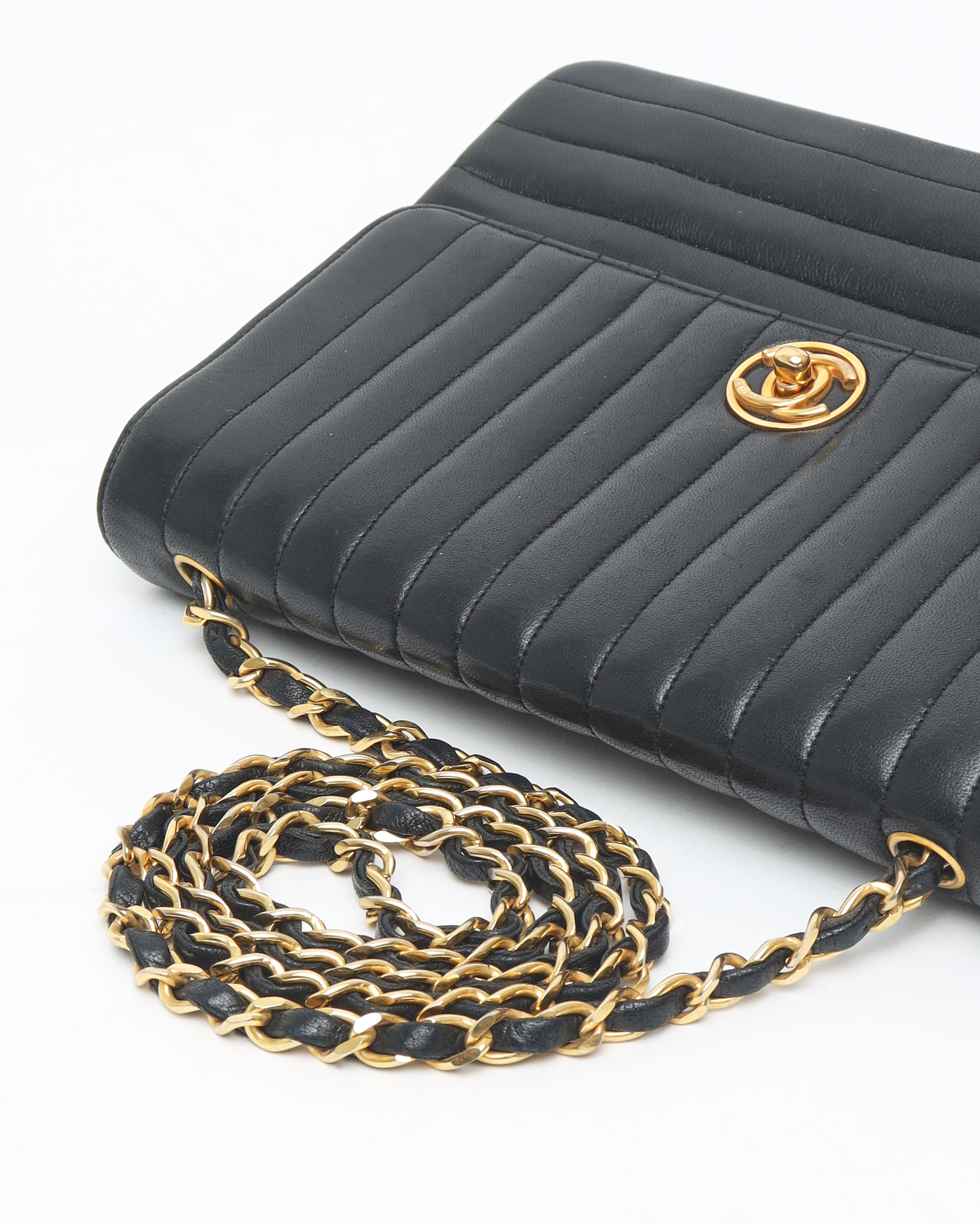 Pre-owned Chanel Circle Cc Horizontal Single Flap Crossbody Bag In Black