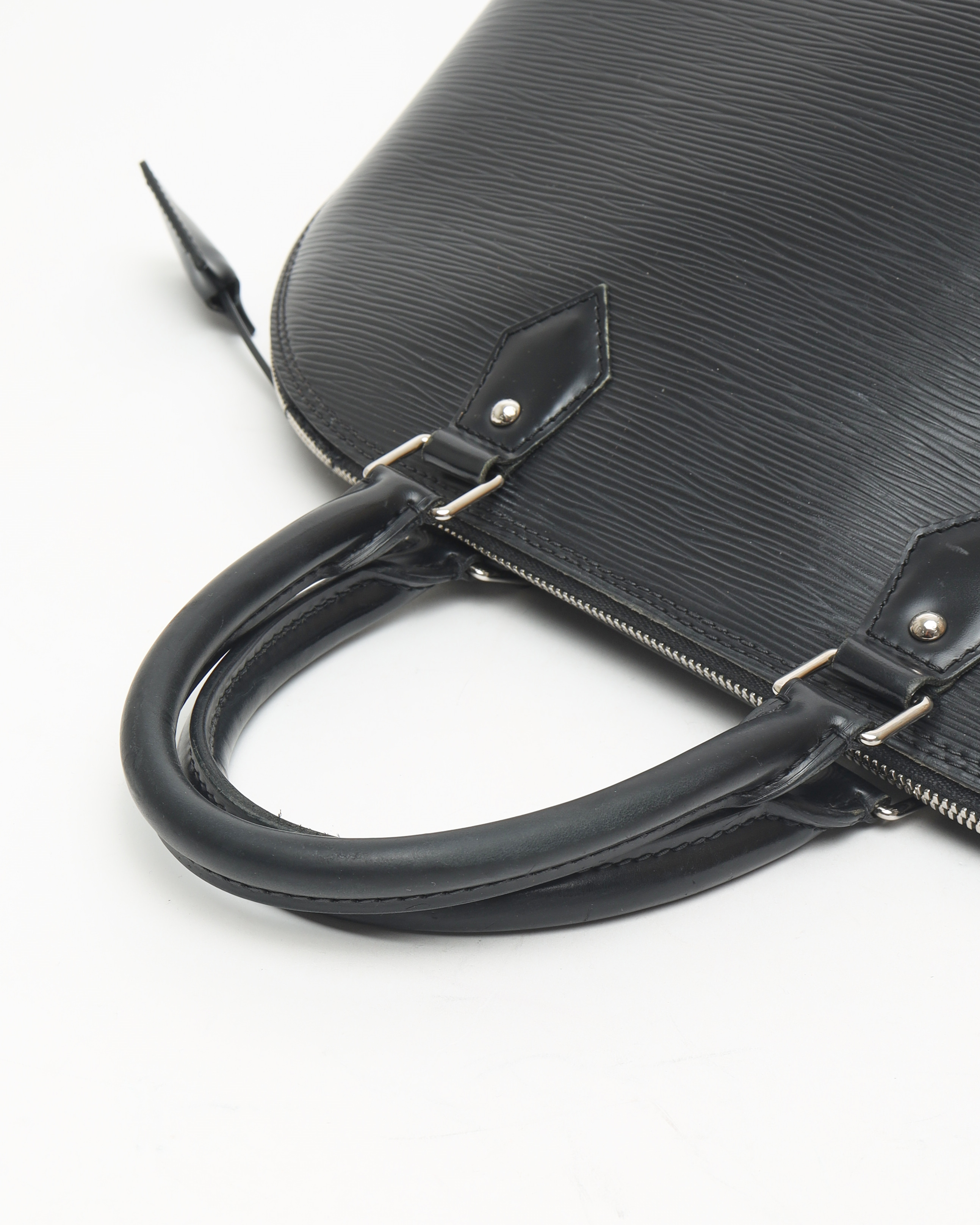 Pre-owned Louis Vuitton Epi Alma Gm Bag In Black