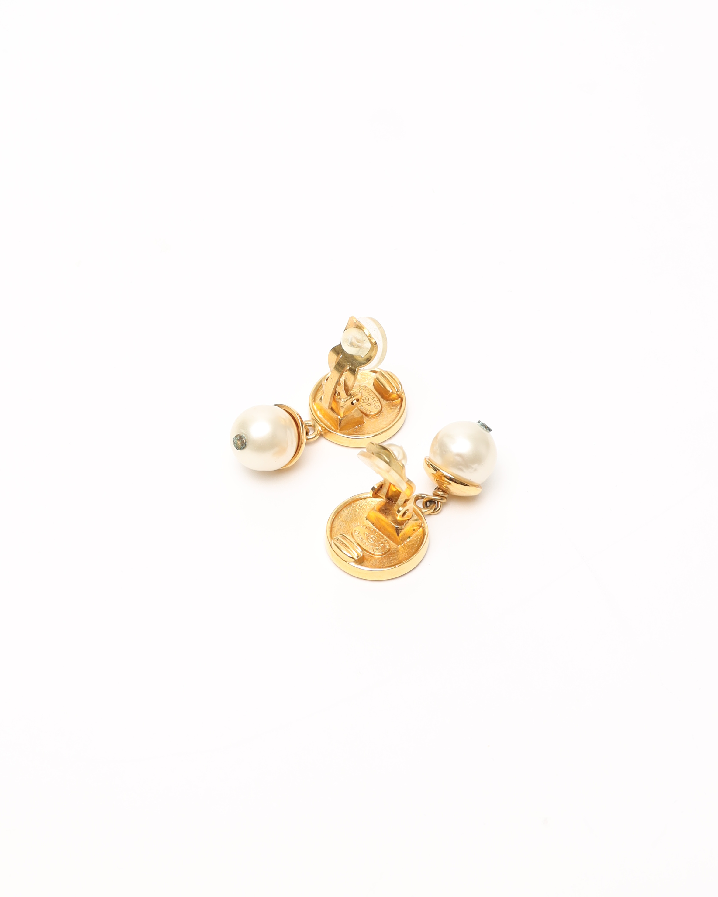 Pre-owned Chanel Coco Mark And Pearl Earrings Clip On In Gold