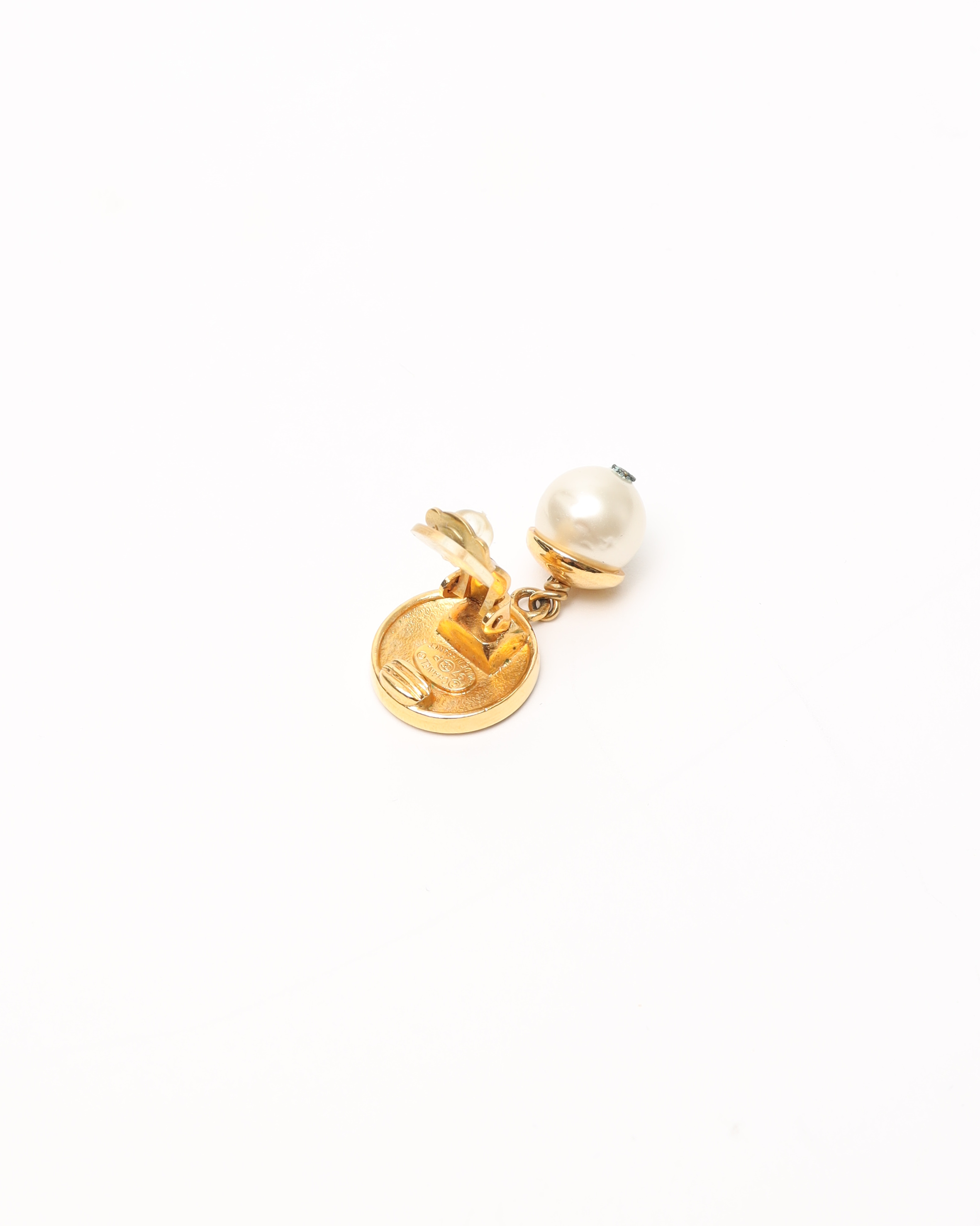 Pre-owned Chanel Coco Mark And Pearl Earrings Clip On In Gold