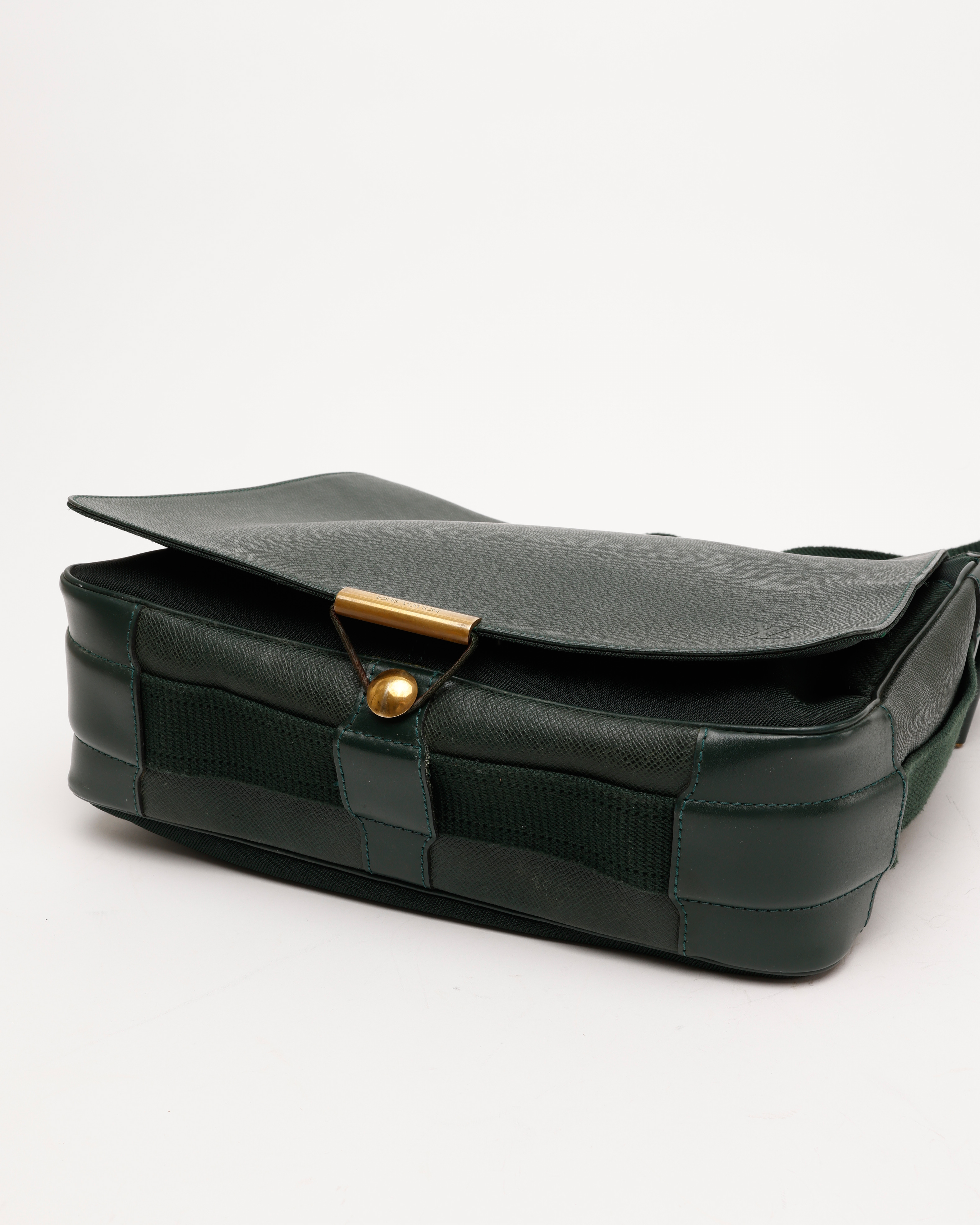 Pre-owned Louis Vuitton Taiga Victor Messenger Bag In Green