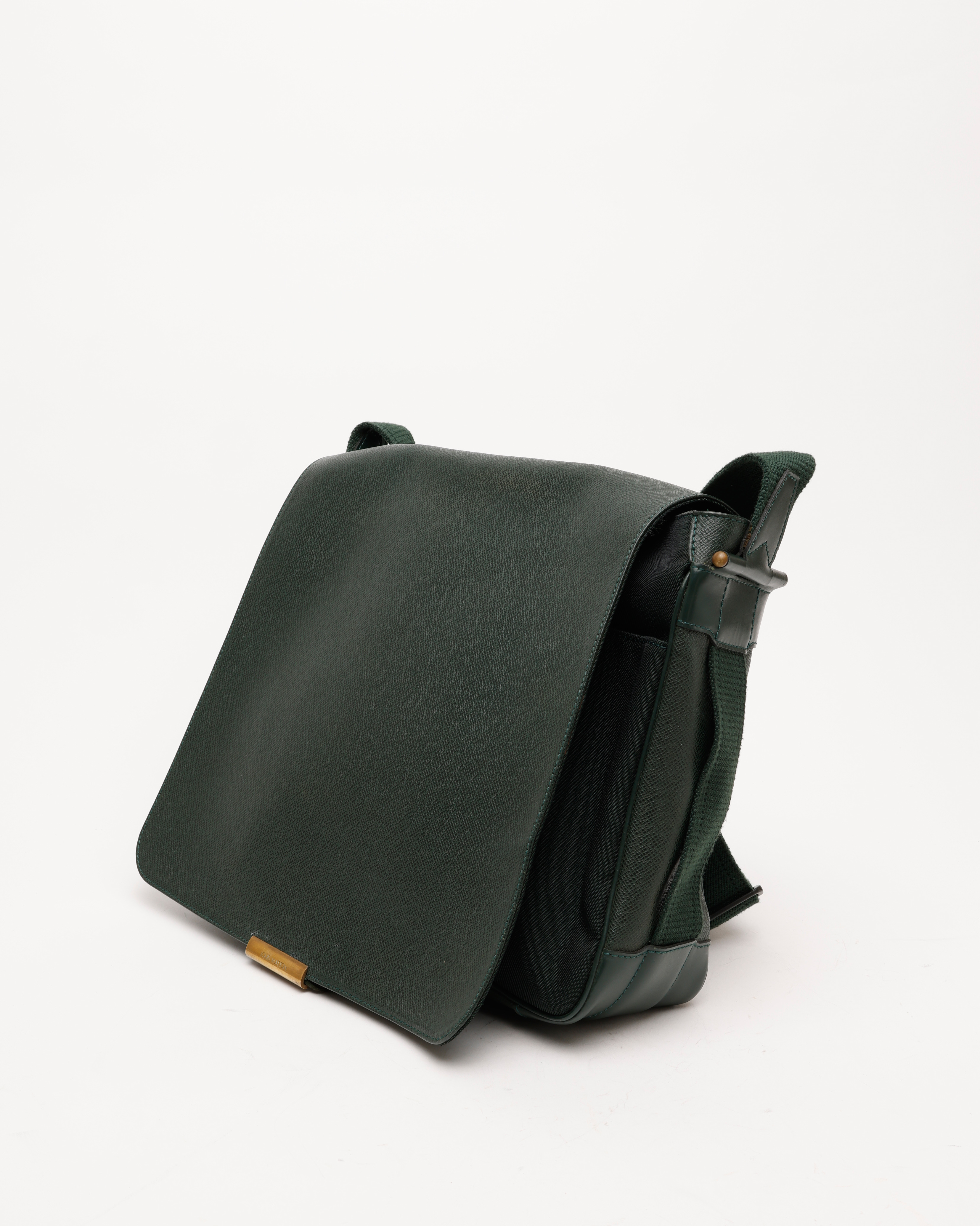 Pre-owned Louis Vuitton Taiga Victor Messenger Bag In Green