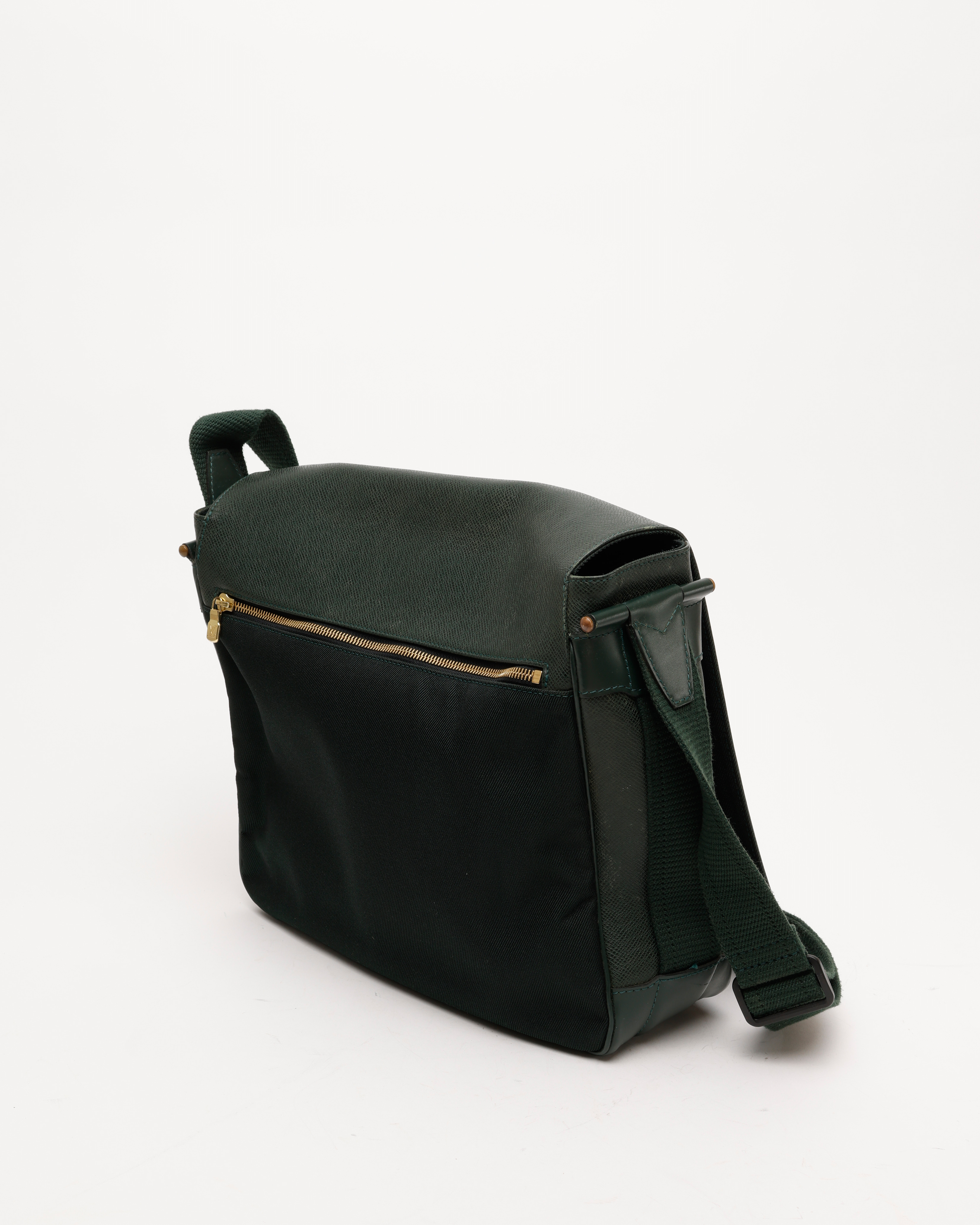 Pre-owned Louis Vuitton Taiga Victor Messenger Bag In Green