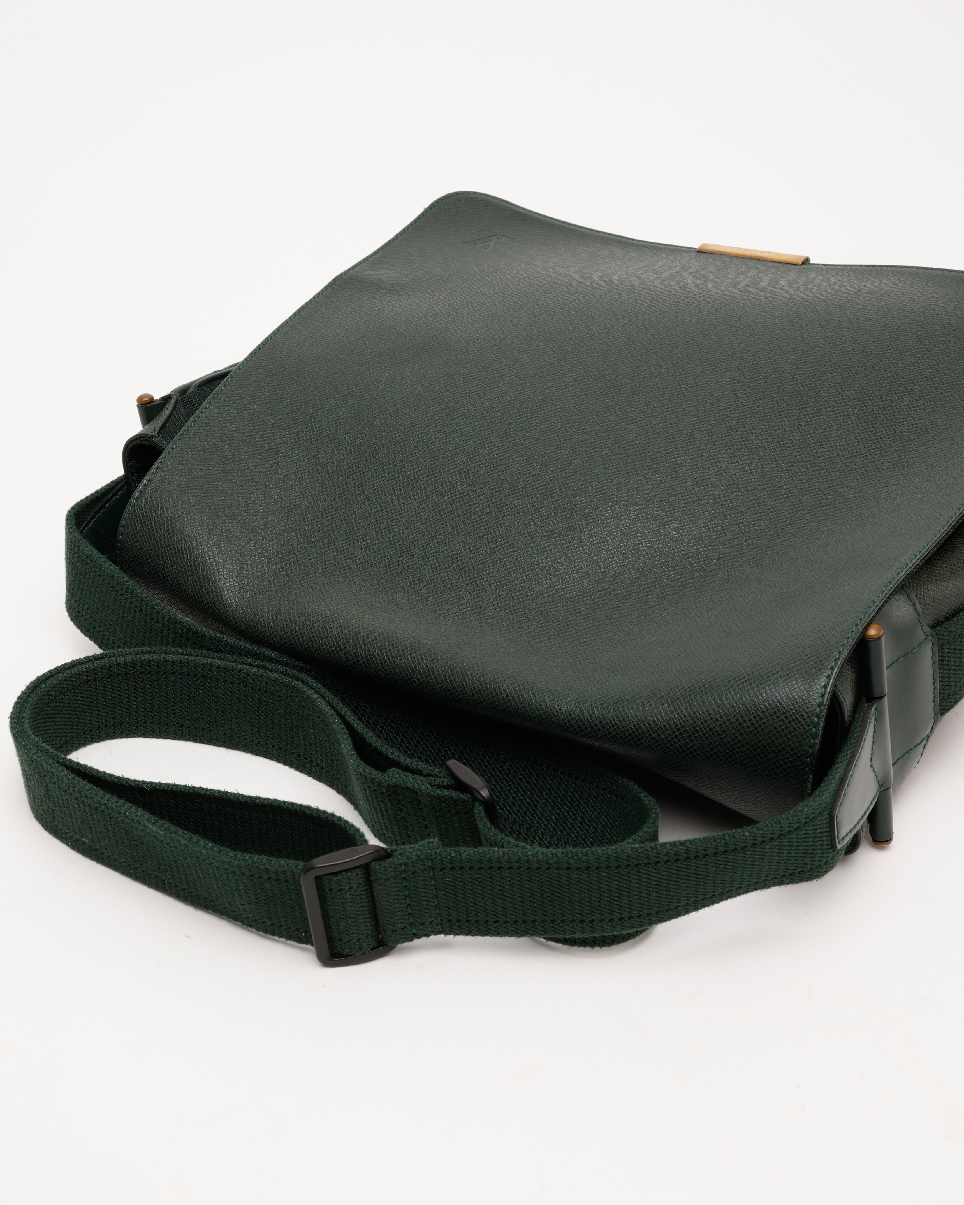 Pre-owned Louis Vuitton Taiga Victor Messenger Bag In Green