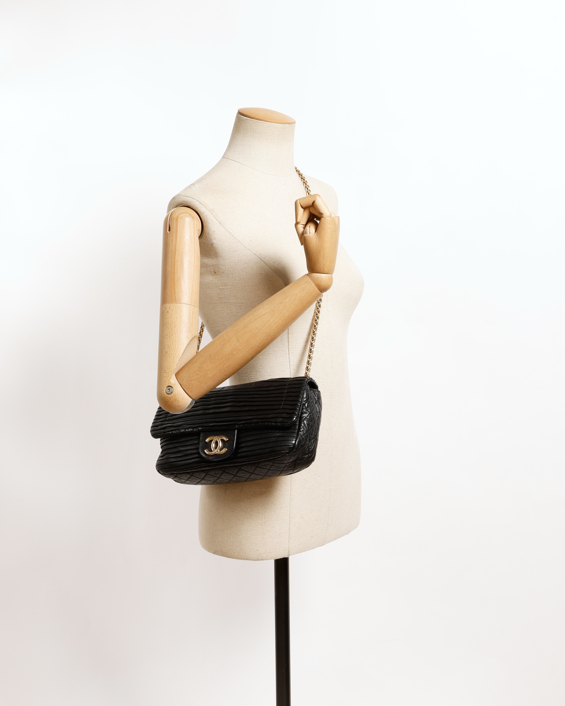 Pre-owned Chanel Pleated Single Flap Bag In Black