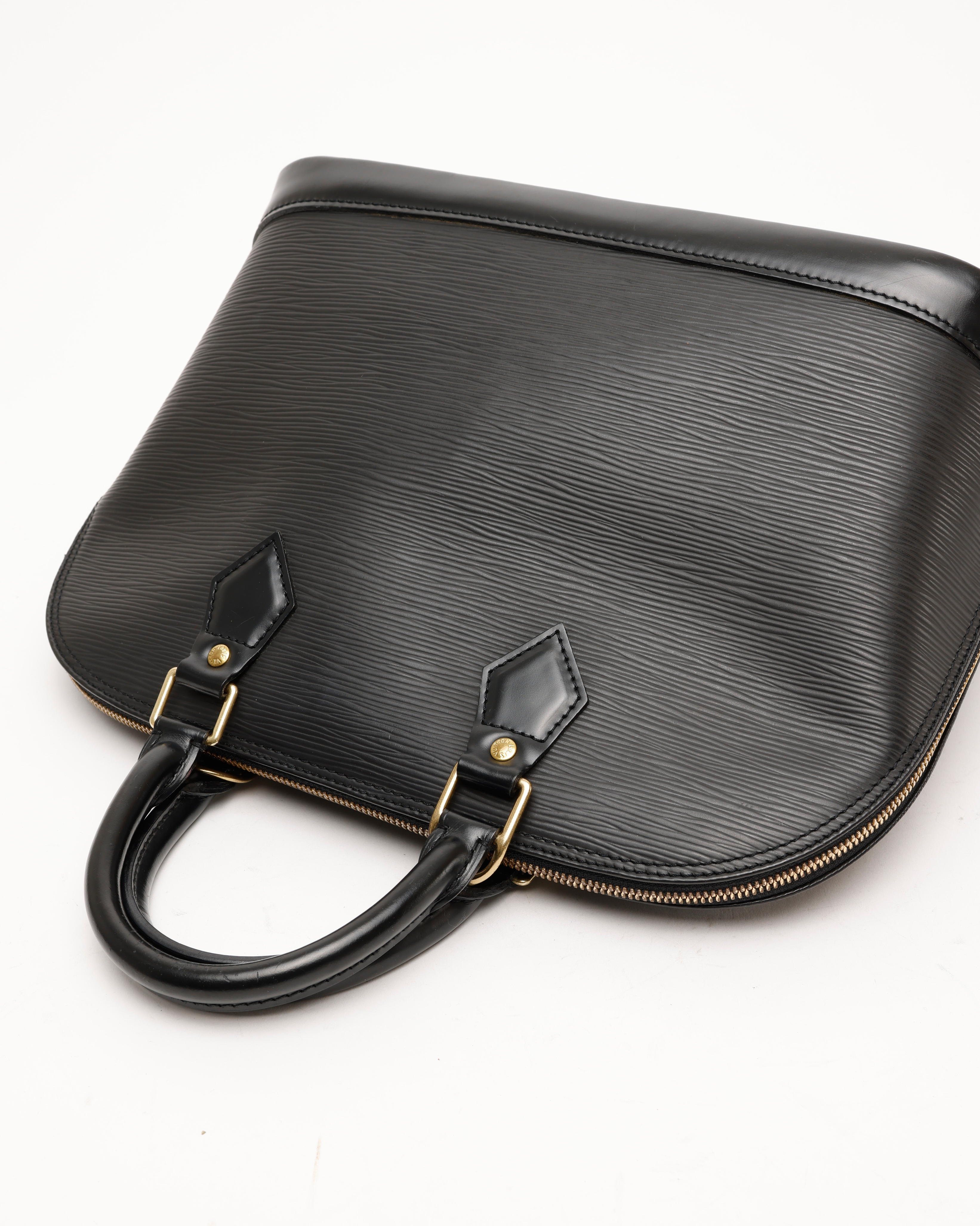 Pre-owned Louis Vuitton Alma Epi Pm Bag In Black