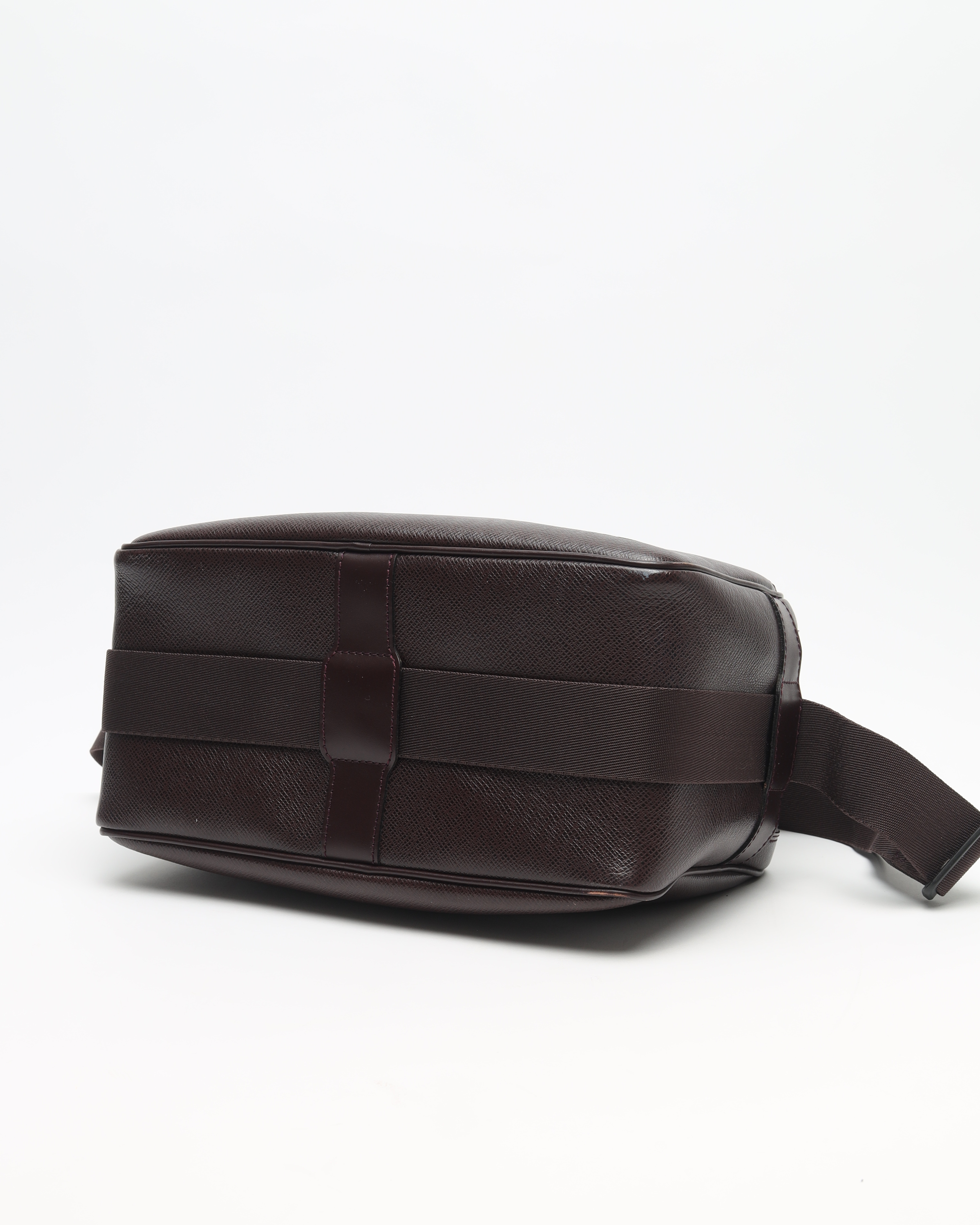 Pre-owned Louis Vuitton Taiga Reporter Bag In Red