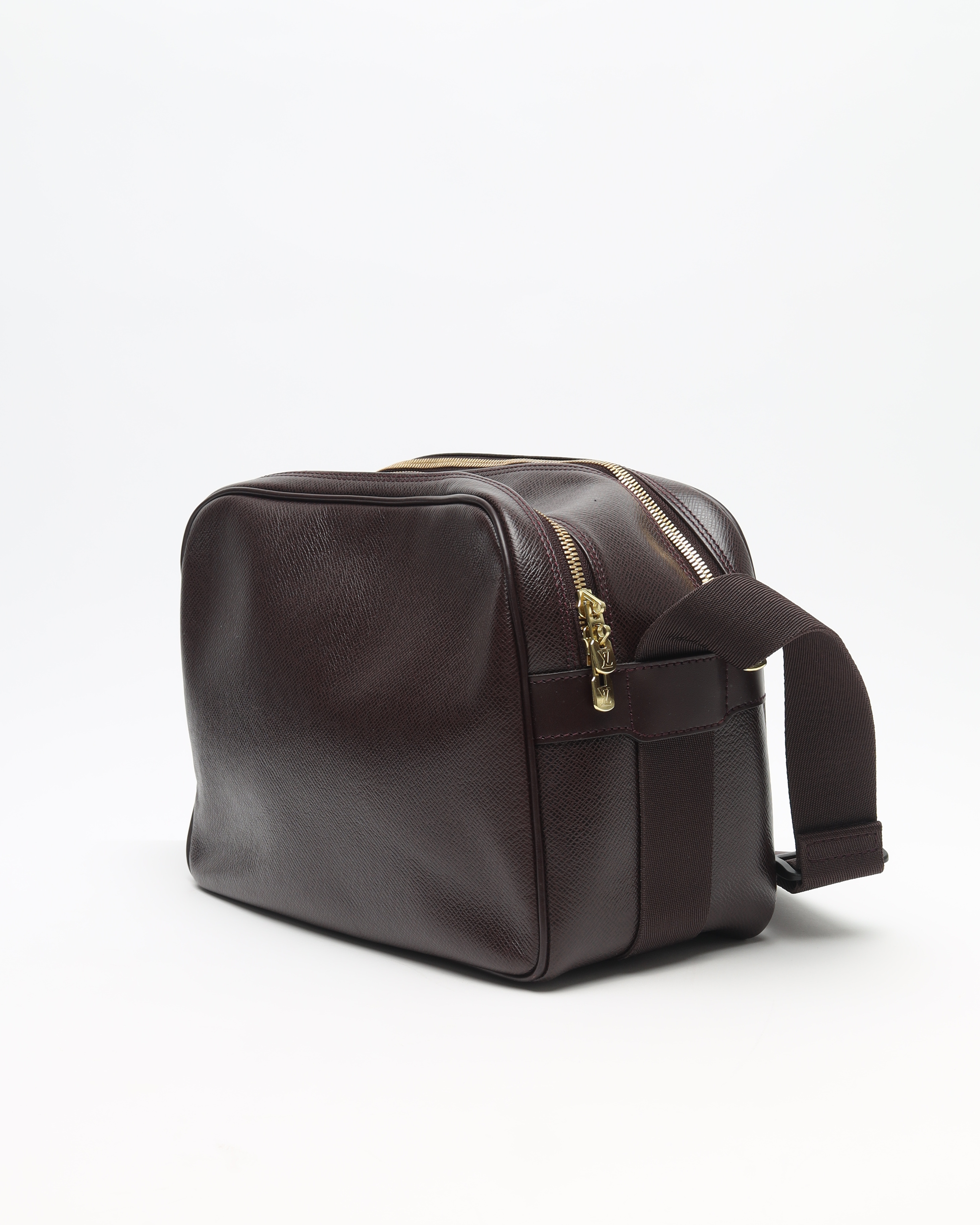 Pre-owned Louis Vuitton Taiga Reporter Bag In Red