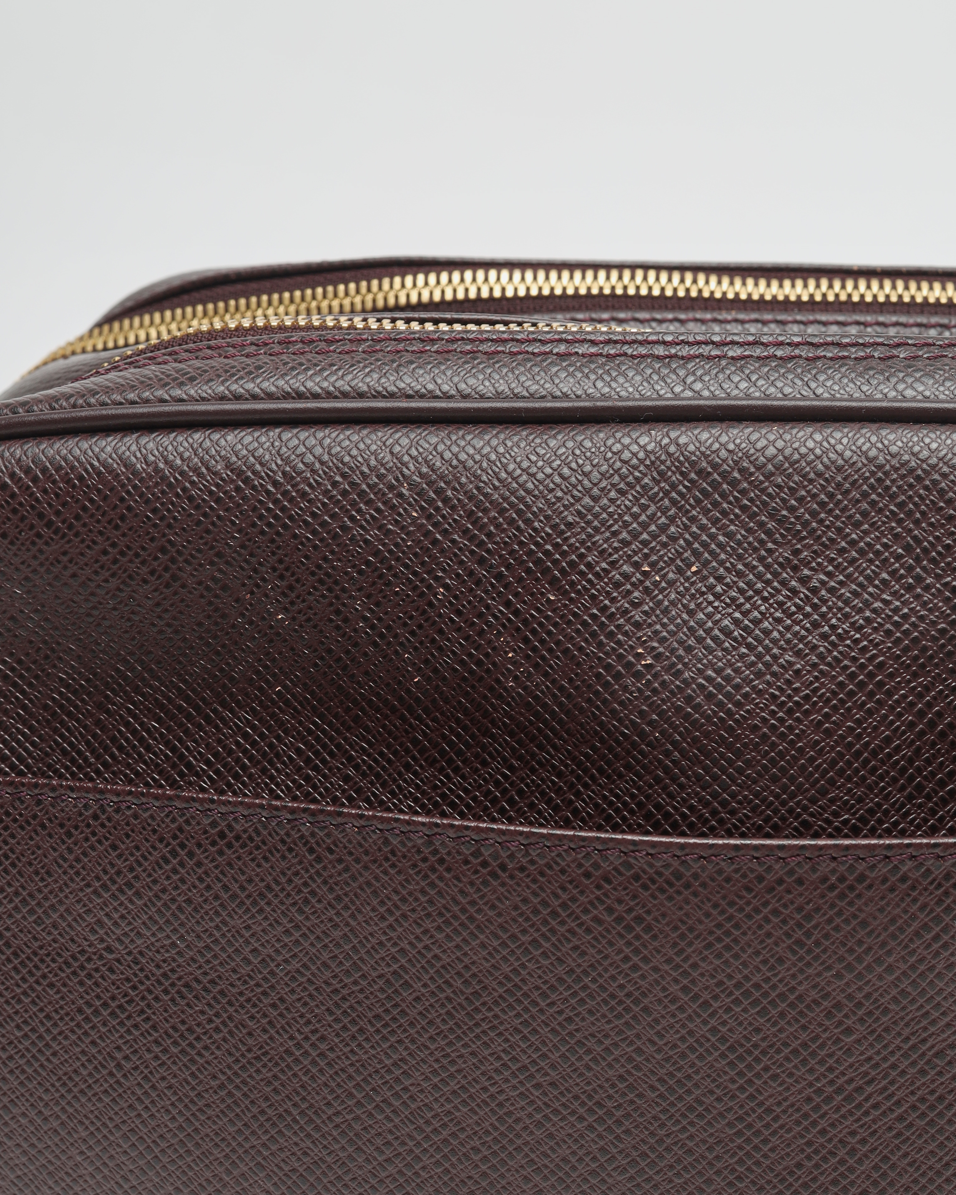 Pre-owned Louis Vuitton Taiga Reporter Bag In Red