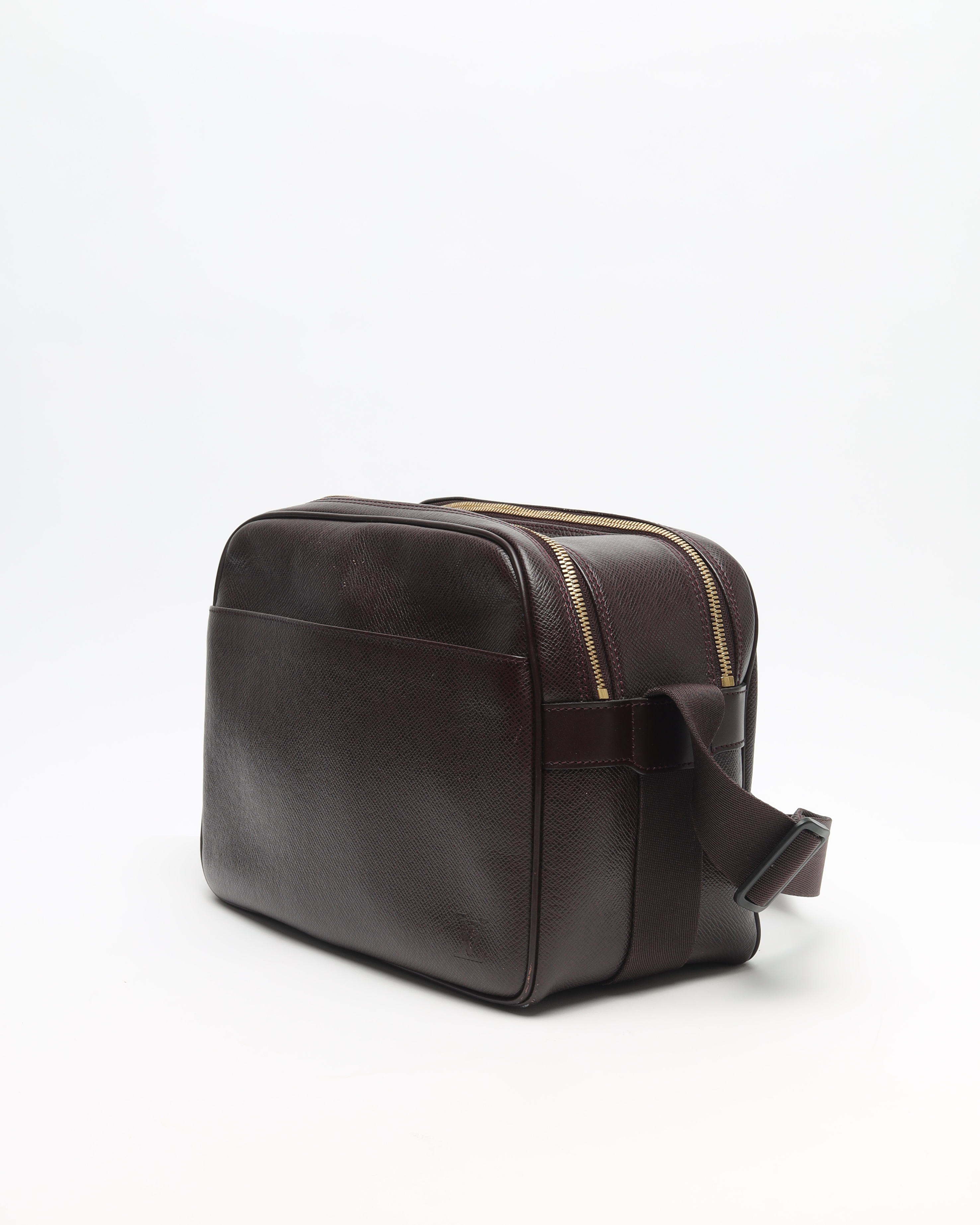 Pre-owned Louis Vuitton Taiga Reporter Bag In Red