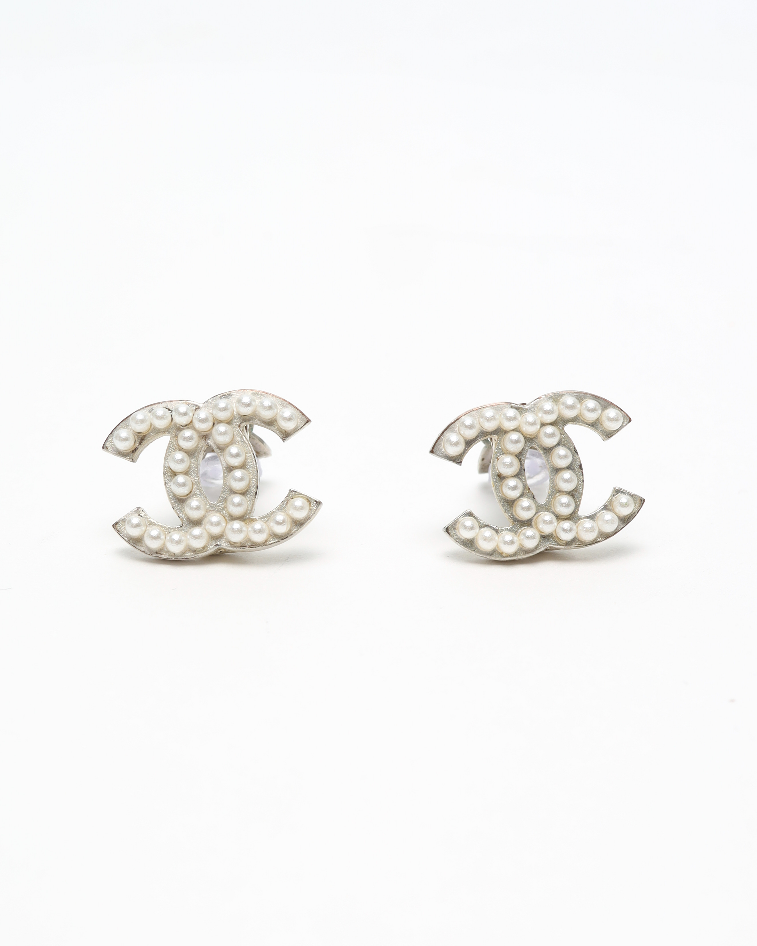 Pre-owned Chanel Cc Icon Series Pearl Clip-on Earrings In Silver