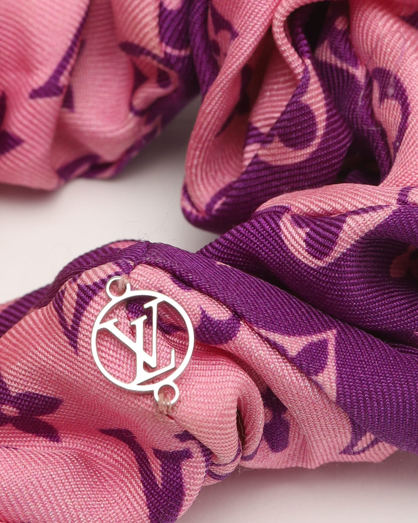 Pre-owned Louis Vuitton Set Of 2 Silk Hair Scrunchies In Multi