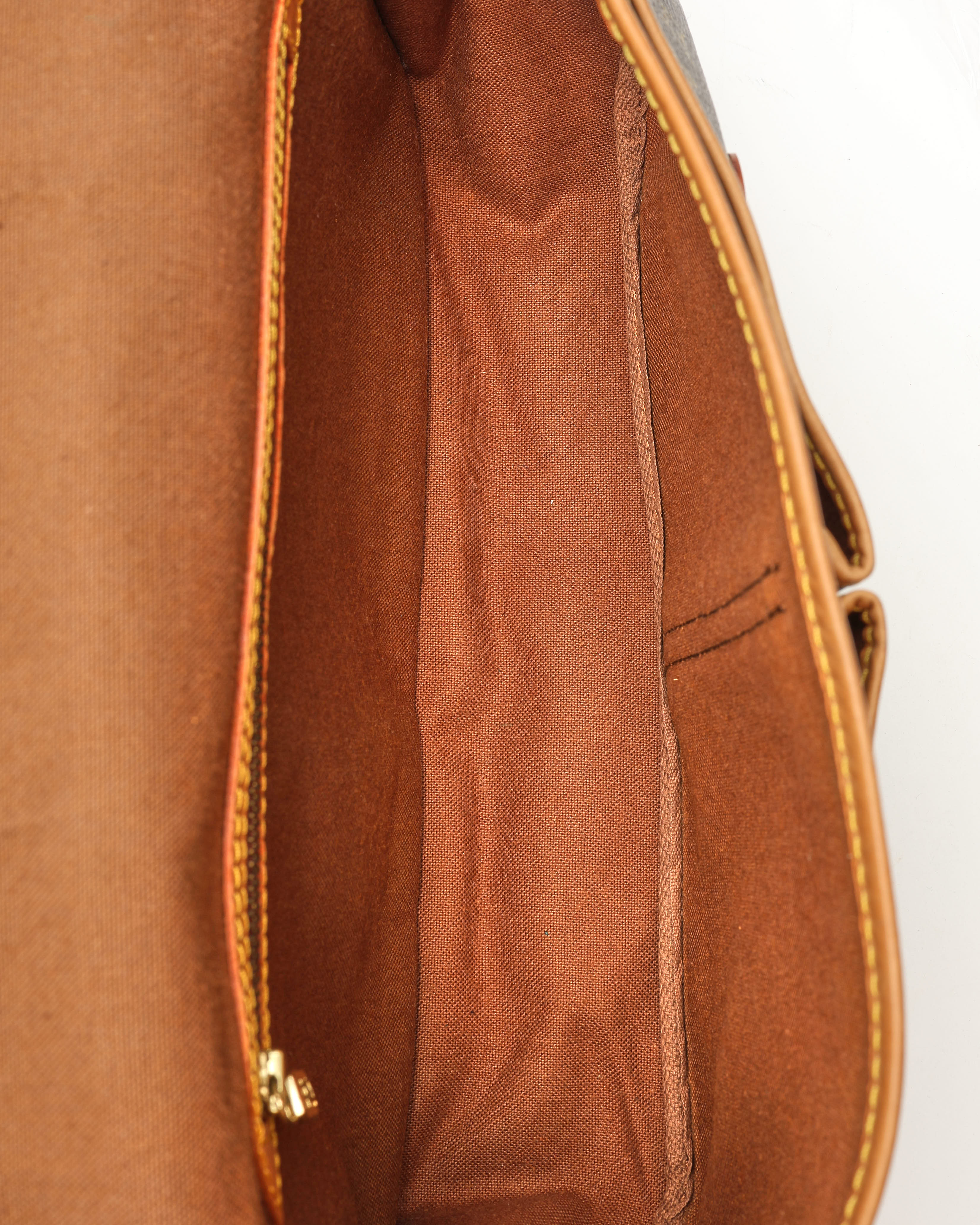 Pre-owned Louis Vuitton Gibeciere Mm Bag In Brown