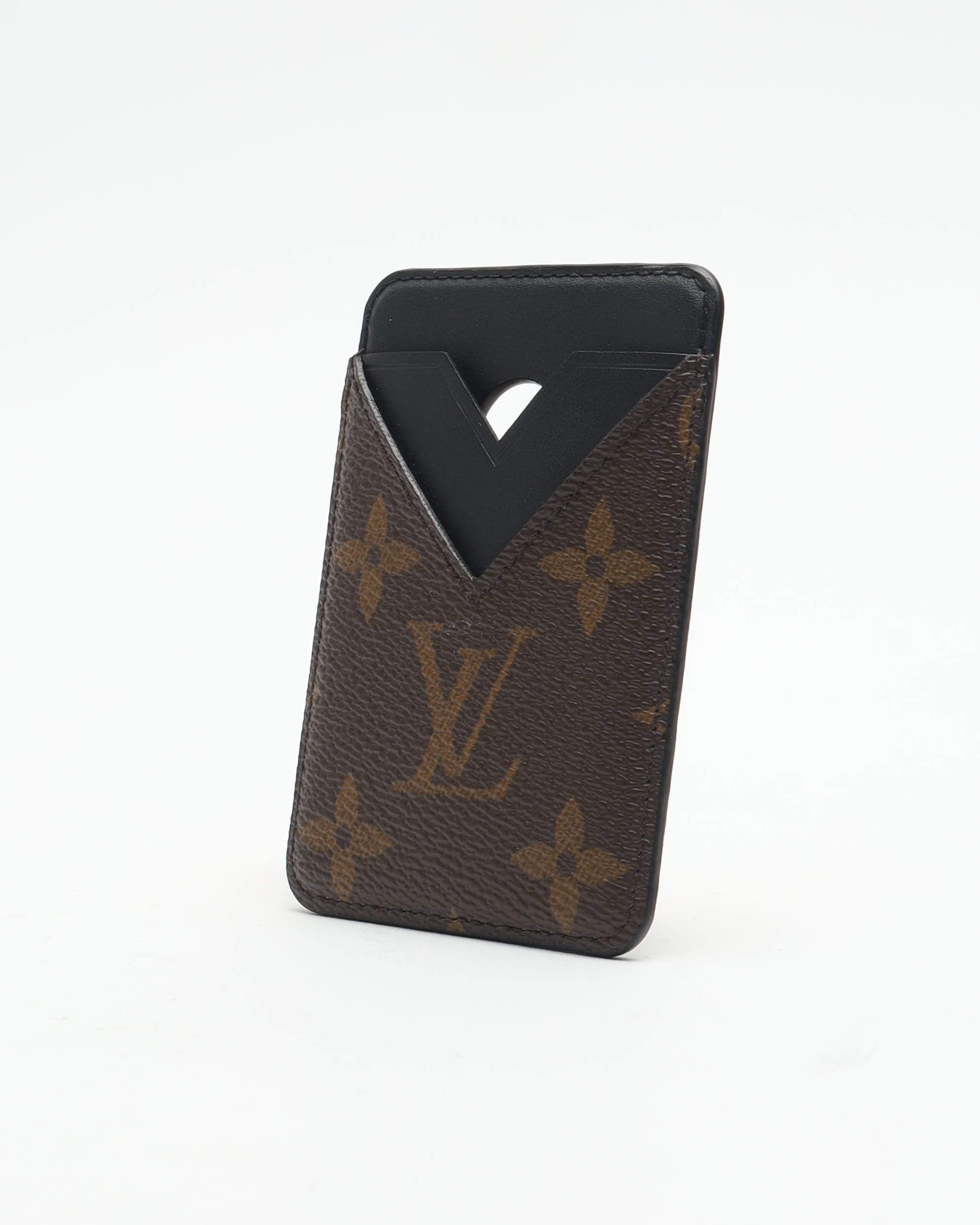 Pre-owned Louis Vuitton Porte-cartes Magnet In Brown