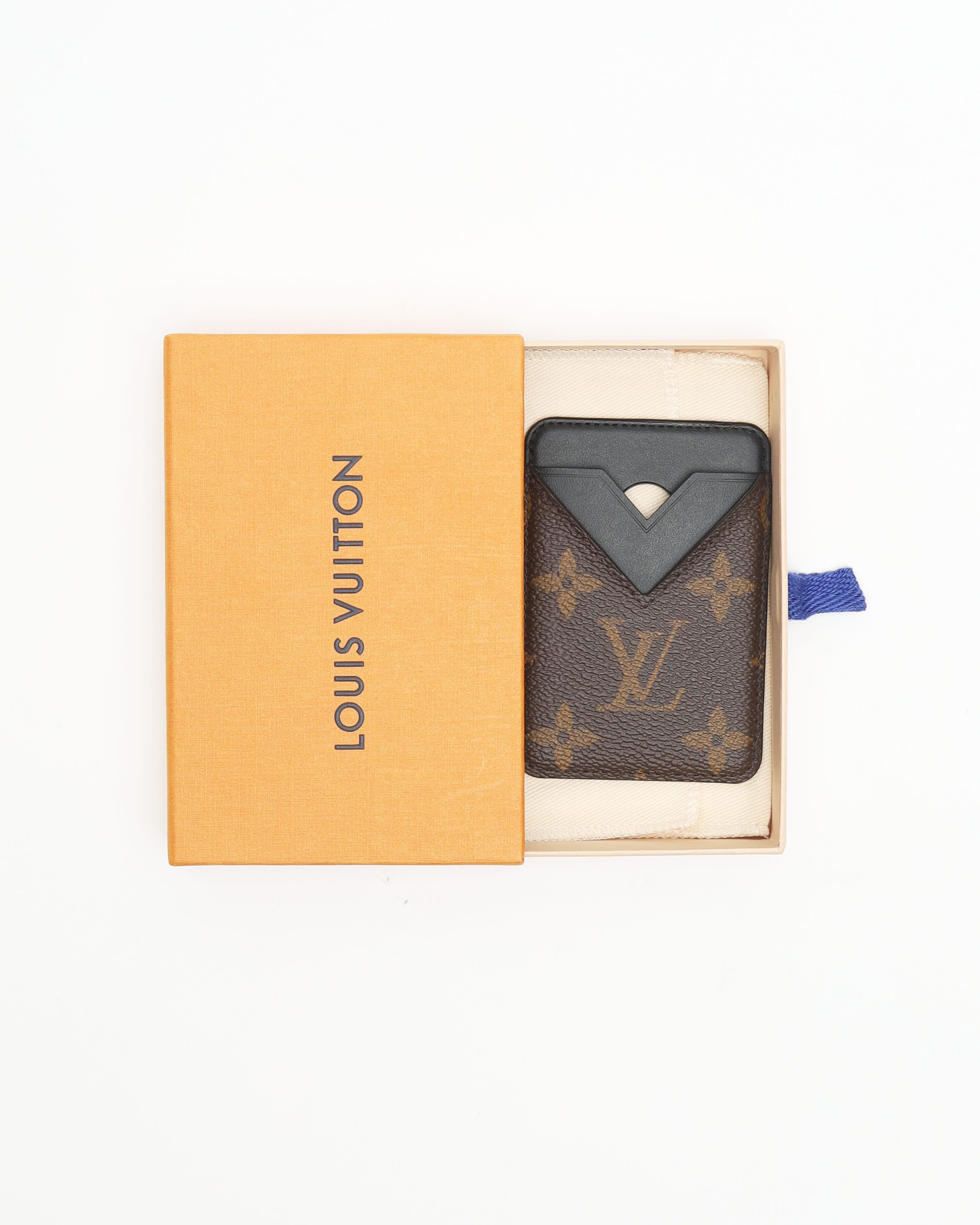 Pre-owned Louis Vuitton Porte-cartes Magnet In Brown