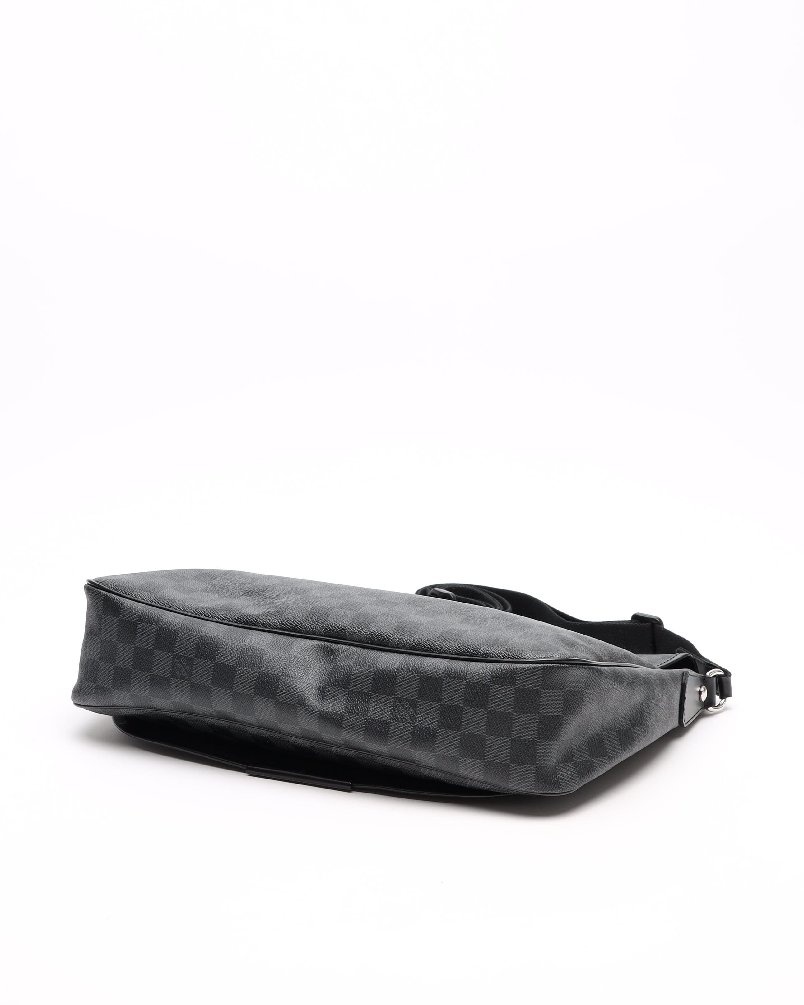 Pre-owned Louis Vuitton Damier Graphite Daniel Gm Bag In Gray