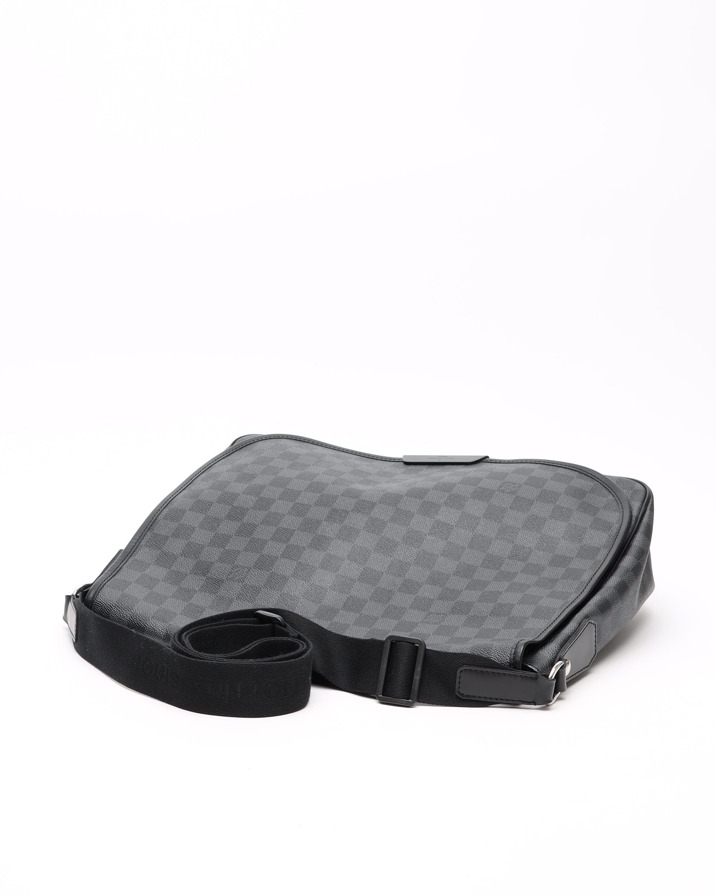 Pre-owned Louis Vuitton Damier Graphite Daniel Gm Bag In Gray