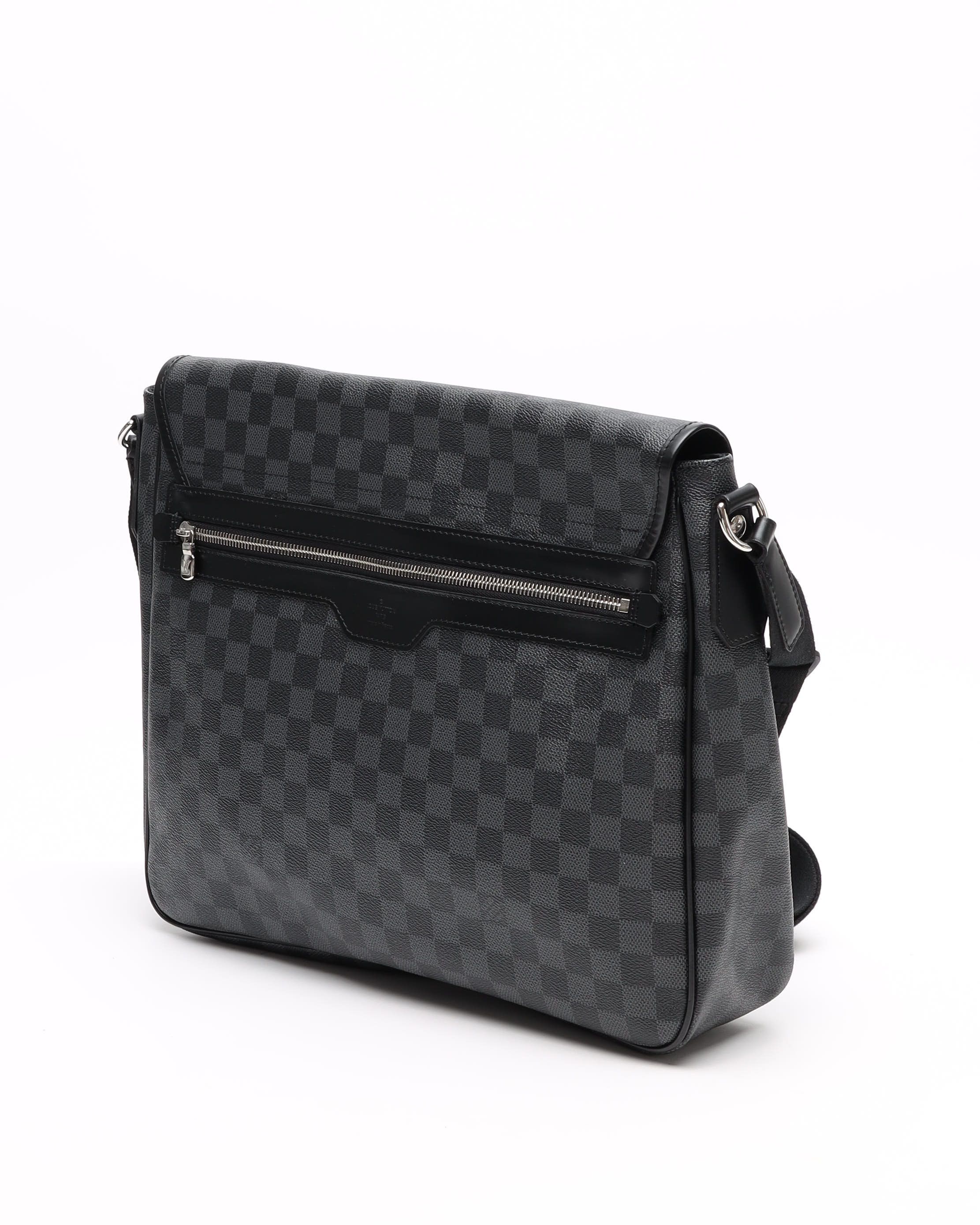 Pre-owned Louis Vuitton Damier Graphite Daniel Gm Bag In Gray