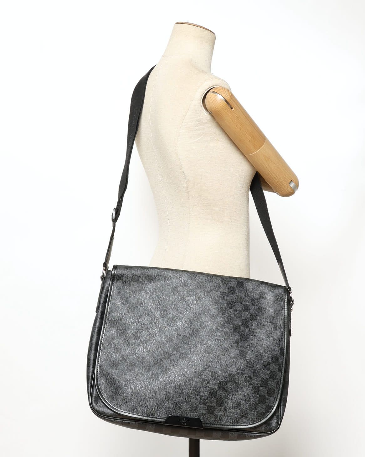 Pre-owned Louis Vuitton Damier Graphite Daniel Gm Bag In Gray