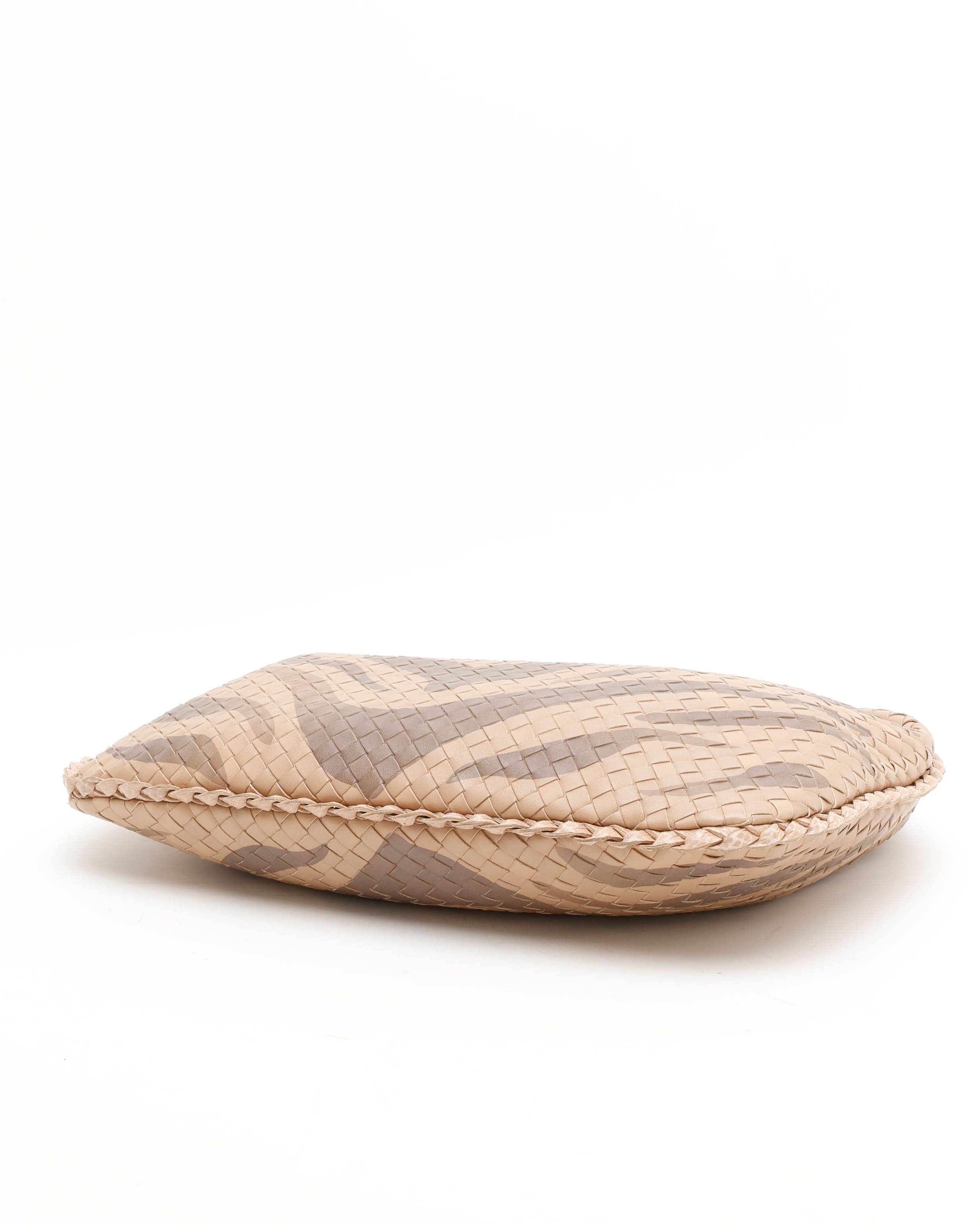 Bottega Veneta Medium Intrecciato Hobo Bag In Neutral