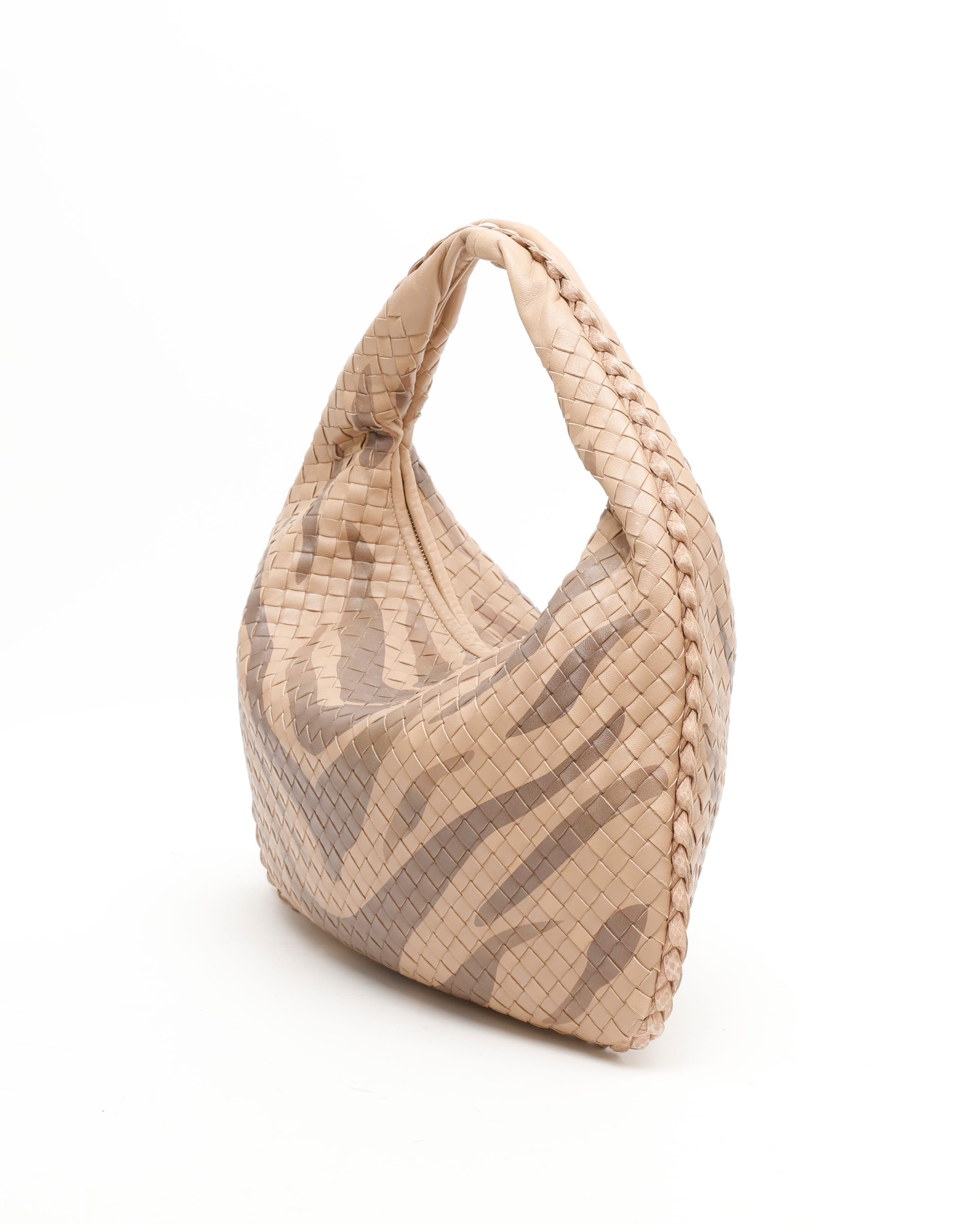 Bottega Veneta Medium Intrecciato Hobo Bag In Neutral