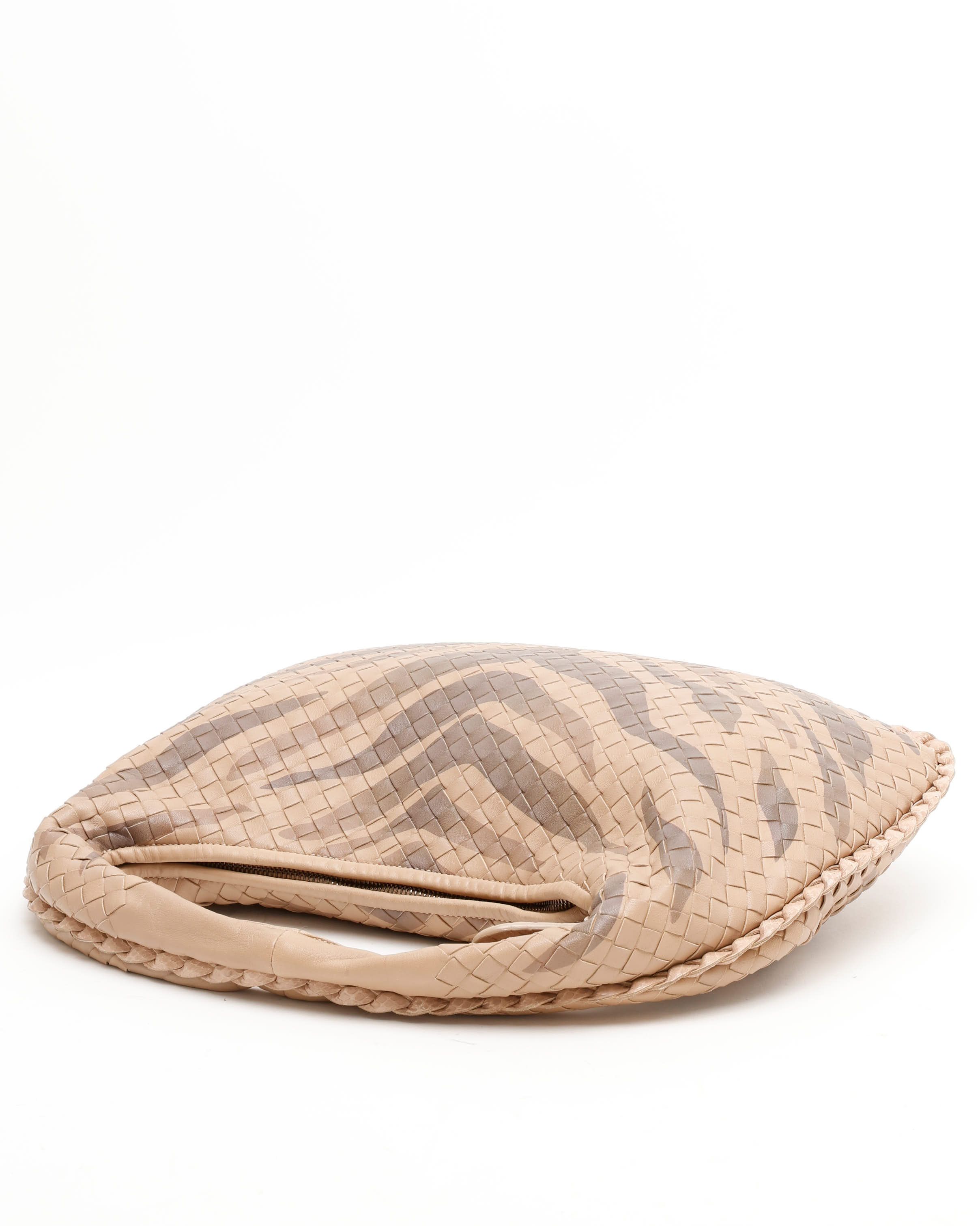 Bottega Veneta Medium Intrecciato Hobo Bag In Neutral