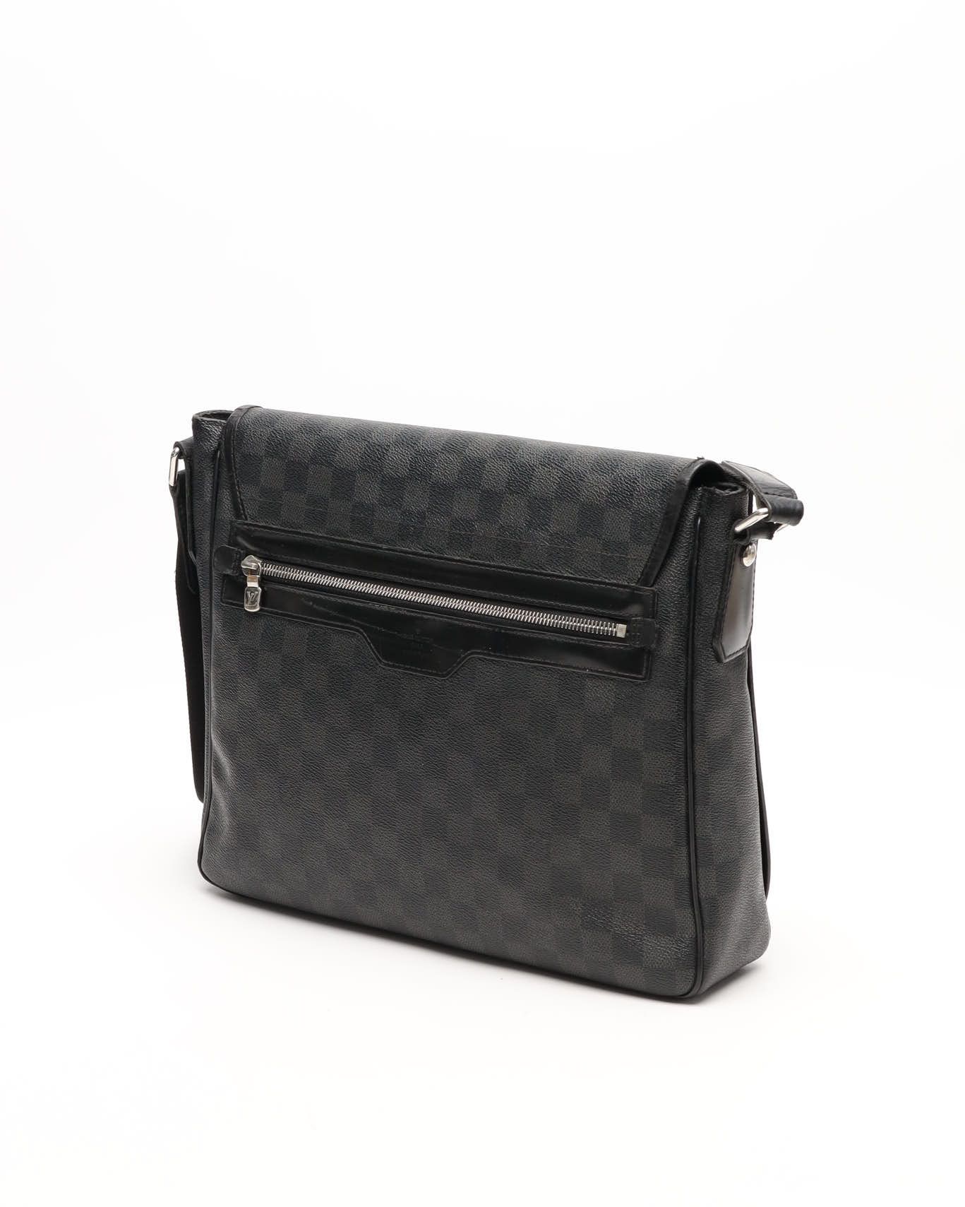 Pre-owned Louis Vuitton Damier Graphite Daniel Mm Shoulder Bag In Black