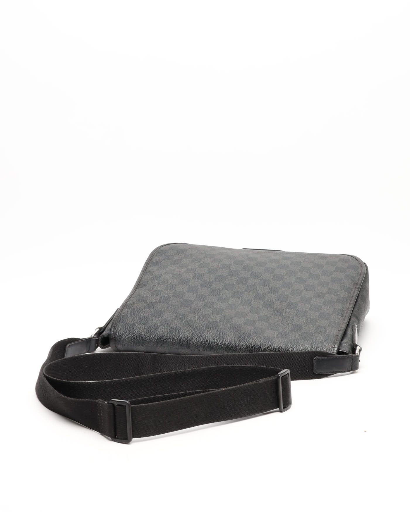Pre-owned Louis Vuitton Damier Graphite Daniel Mm Shoulder Bag In Black