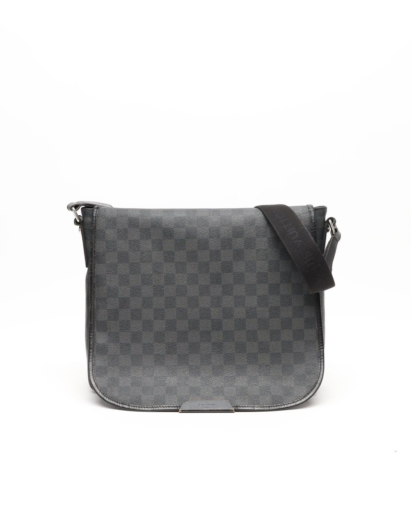 Pre-owned Louis Vuitton Damier Graphite Daniel Mm Shoulder Bag In Black