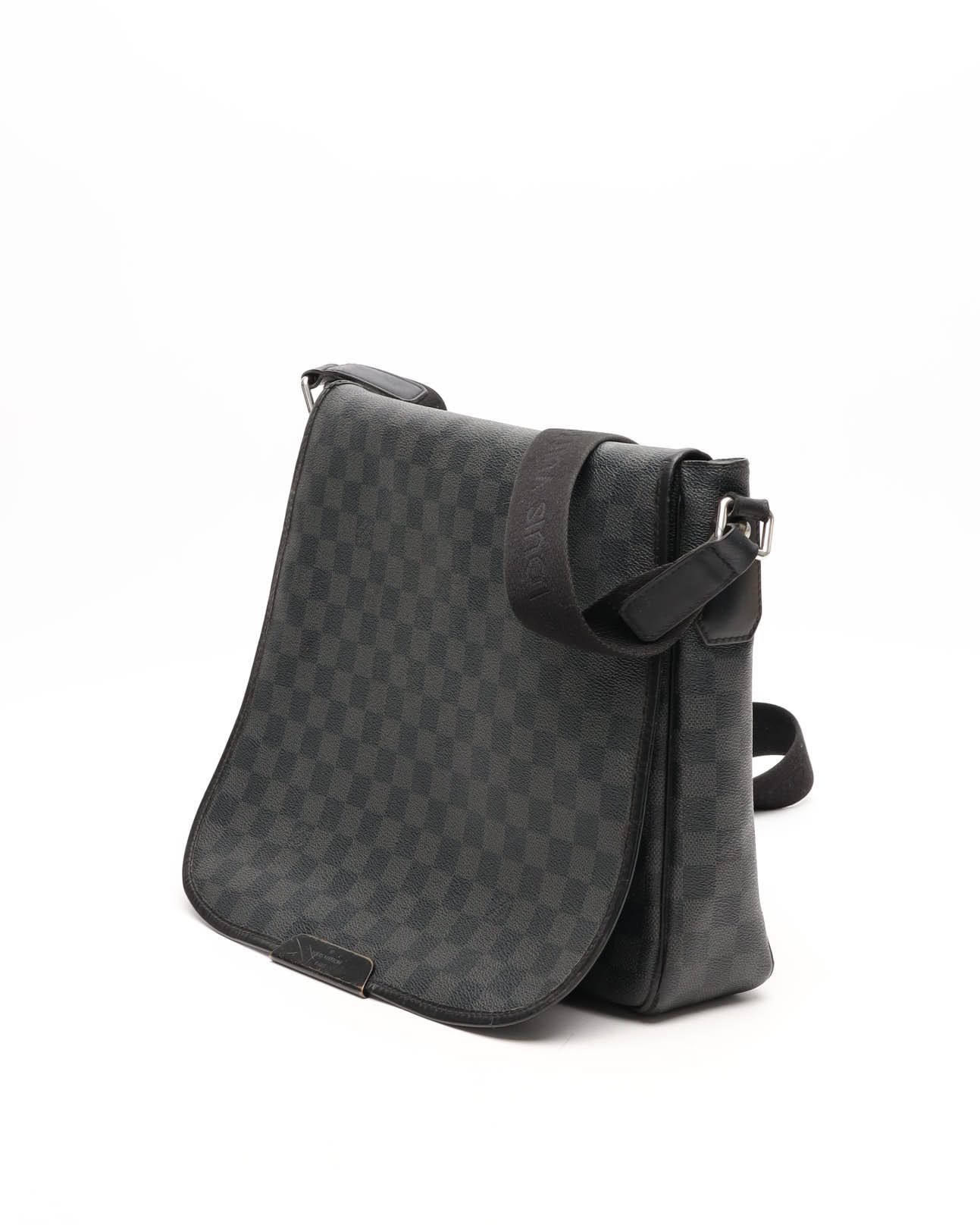 Pre-owned Louis Vuitton Damier Graphite Daniel Mm Shoulder Bag In Black