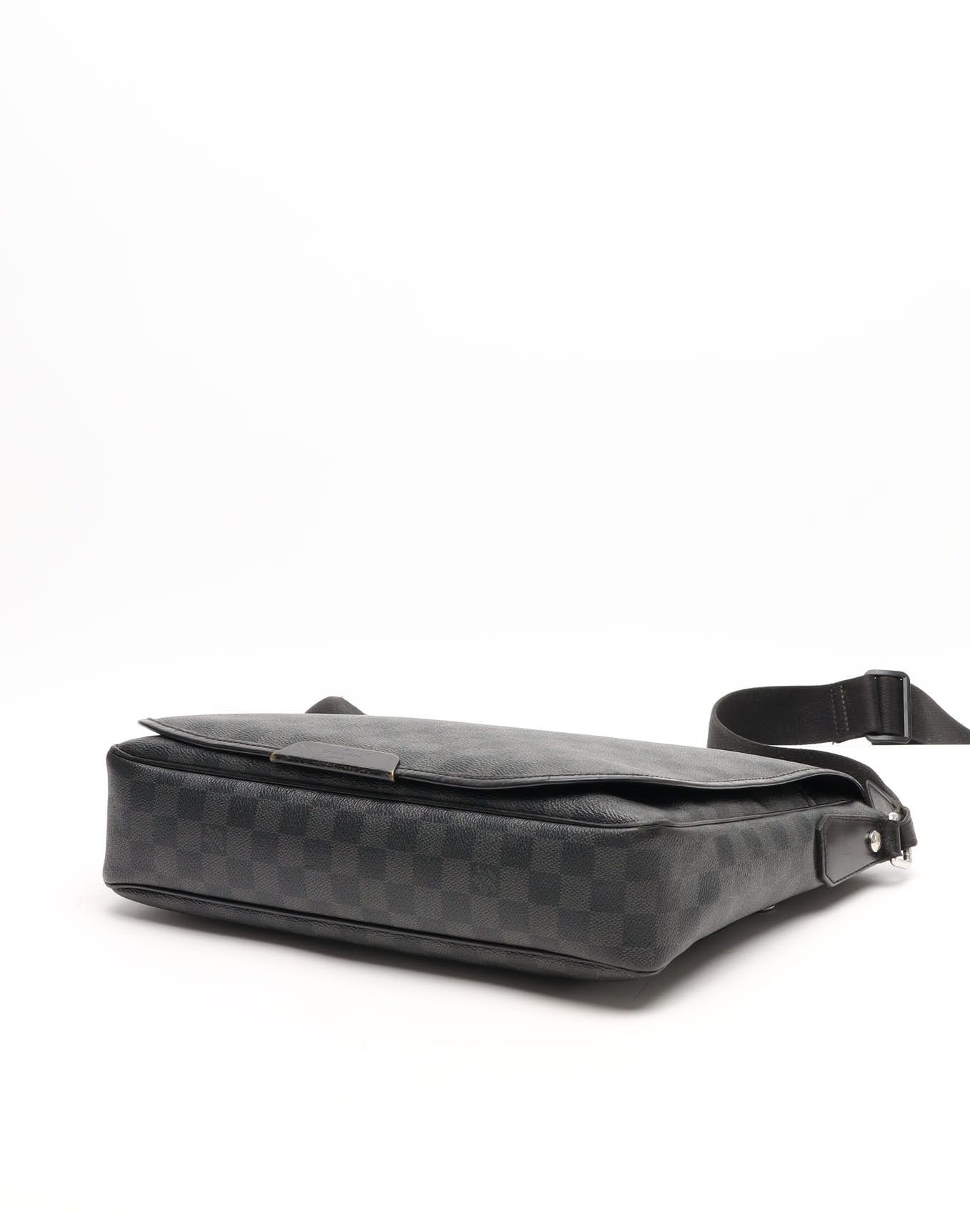 Pre-owned Louis Vuitton Damier Graphite Daniel Mm Shoulder Bag In Black