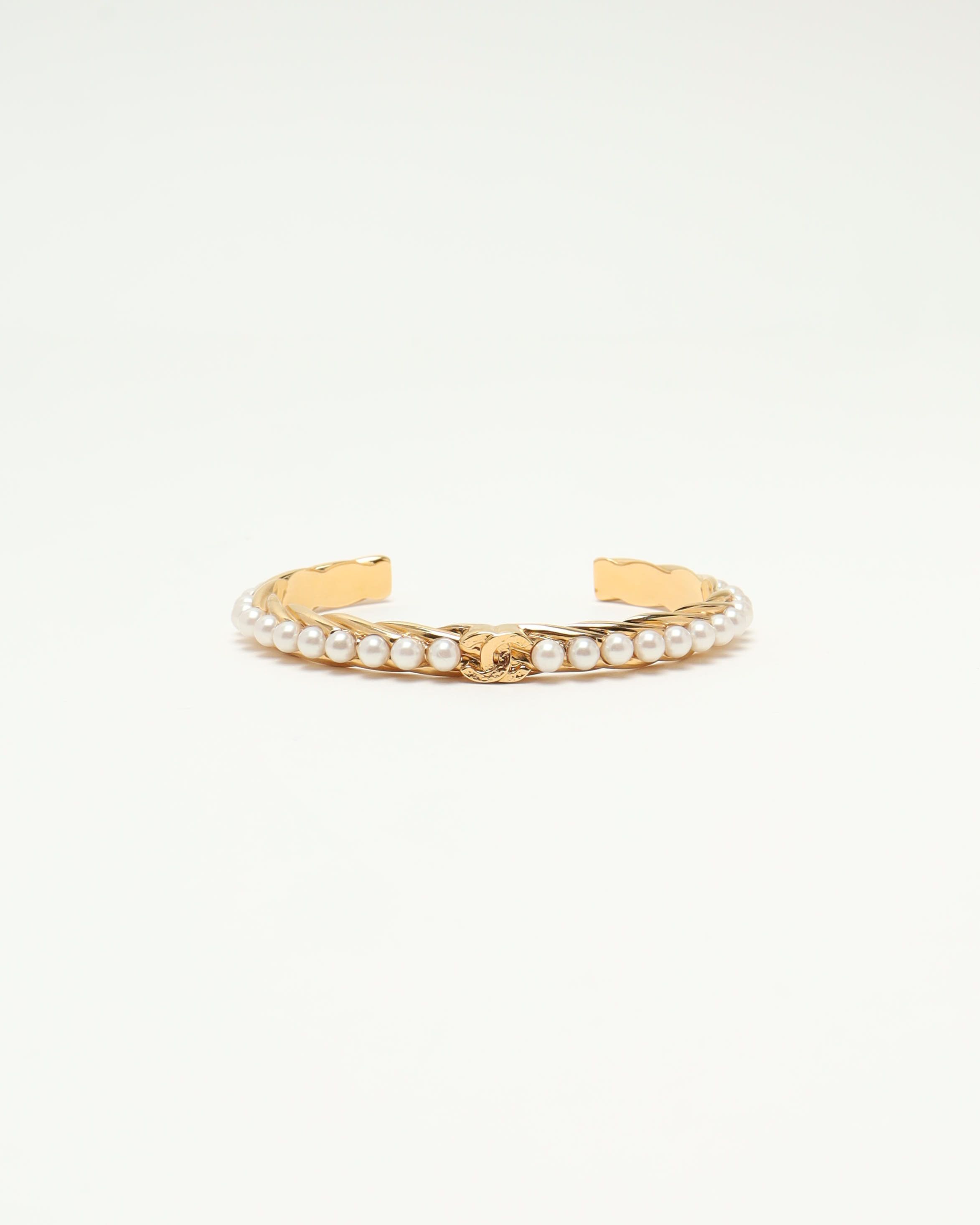 Pre-owned Chanel Pearl Bracelet In Multi