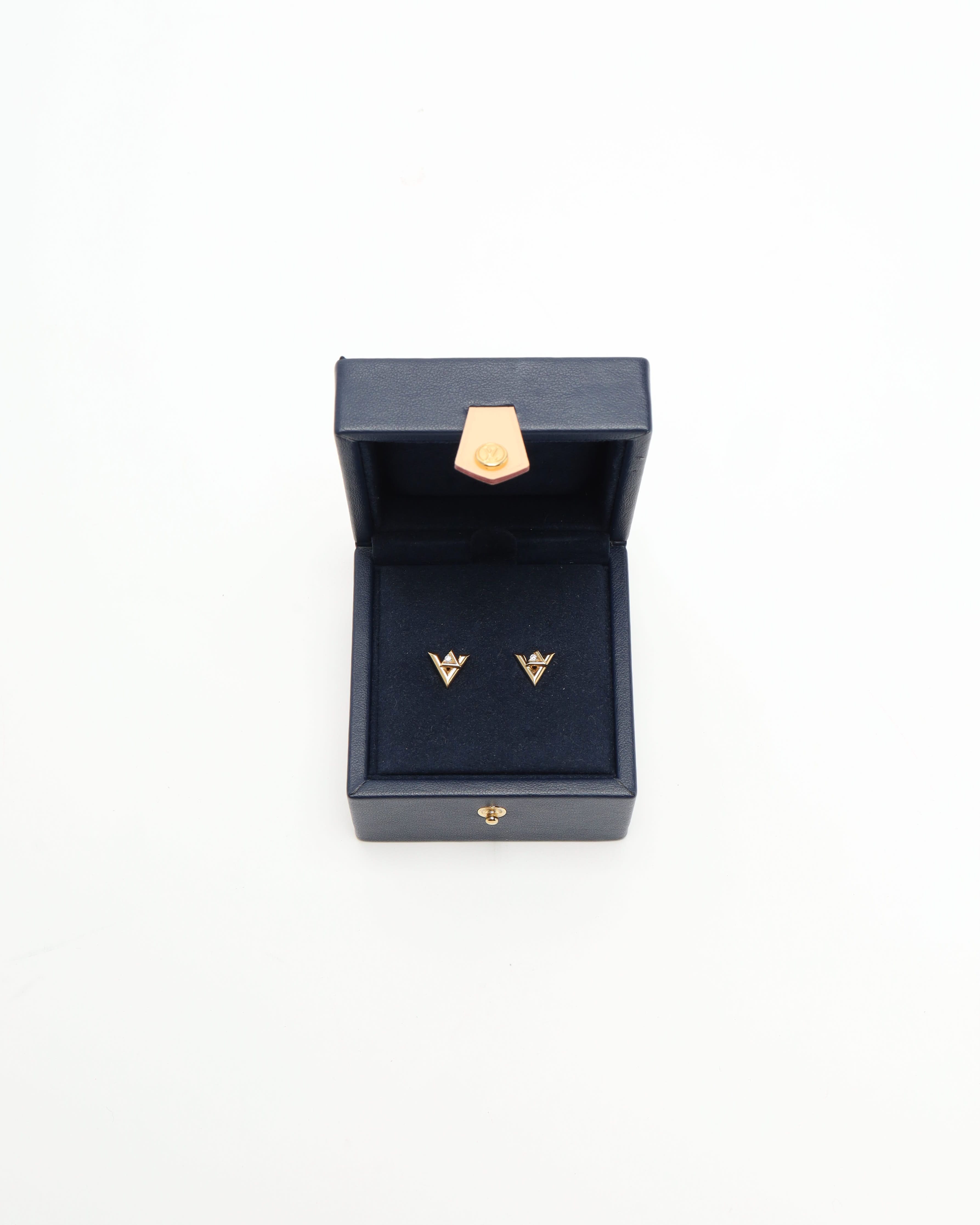 Pre-owned Louis Vuitton Lv Volt Stud, 18kt Yellow Gold And Diamond