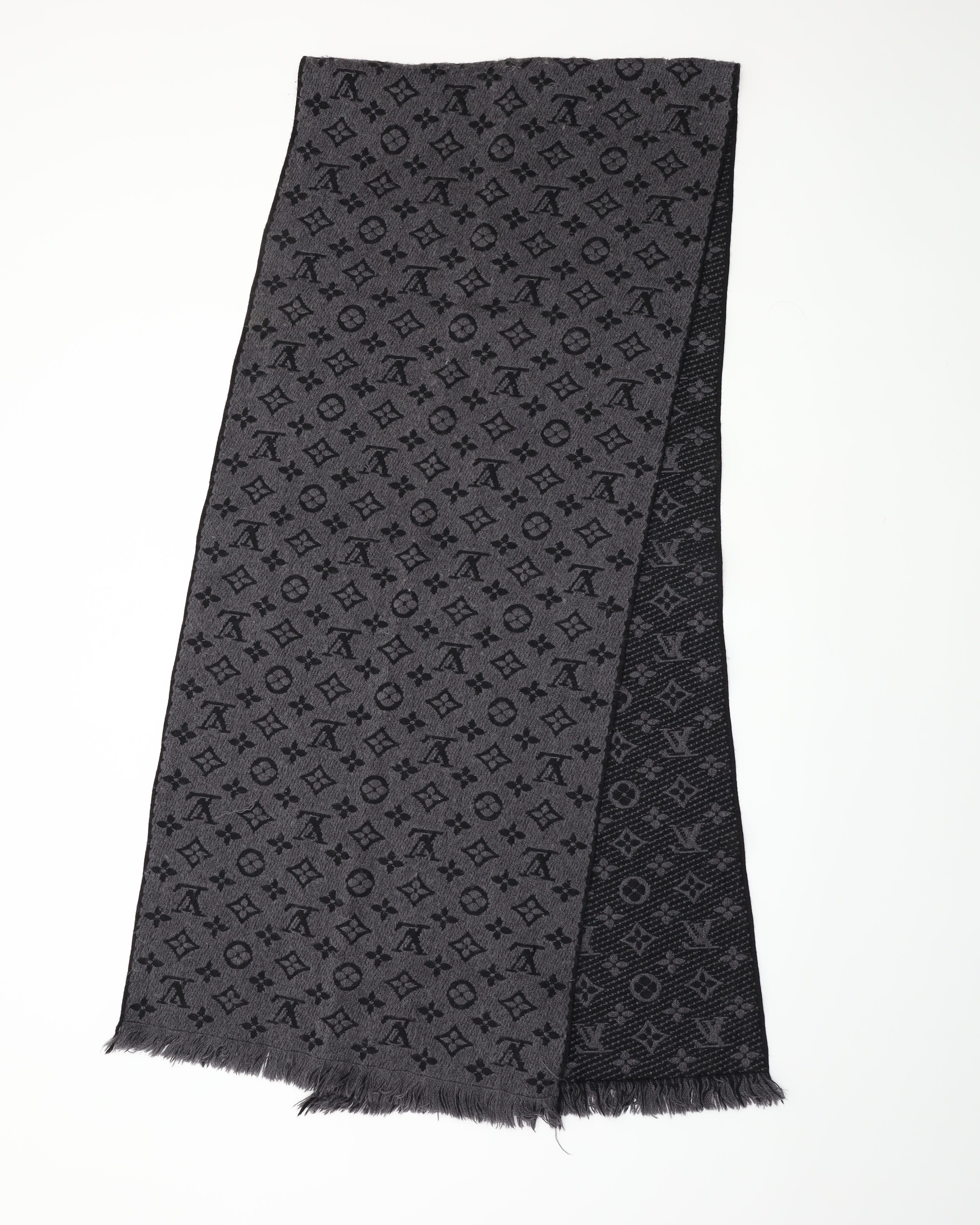 Pre-owned Louis Vuitton Monogram Classic Scarf In Gray