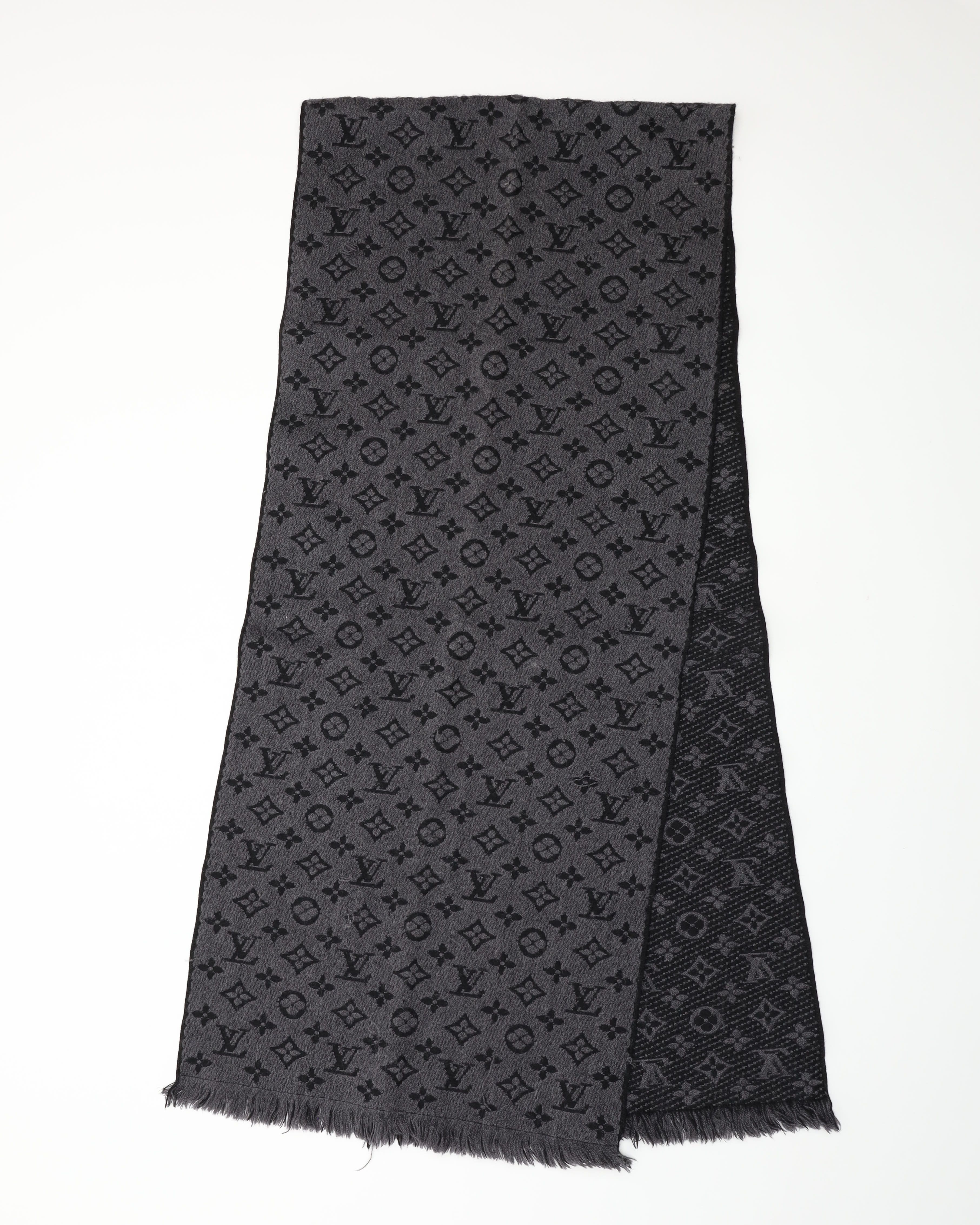 Pre-owned Louis Vuitton Monogram Classic Scarf In Gray