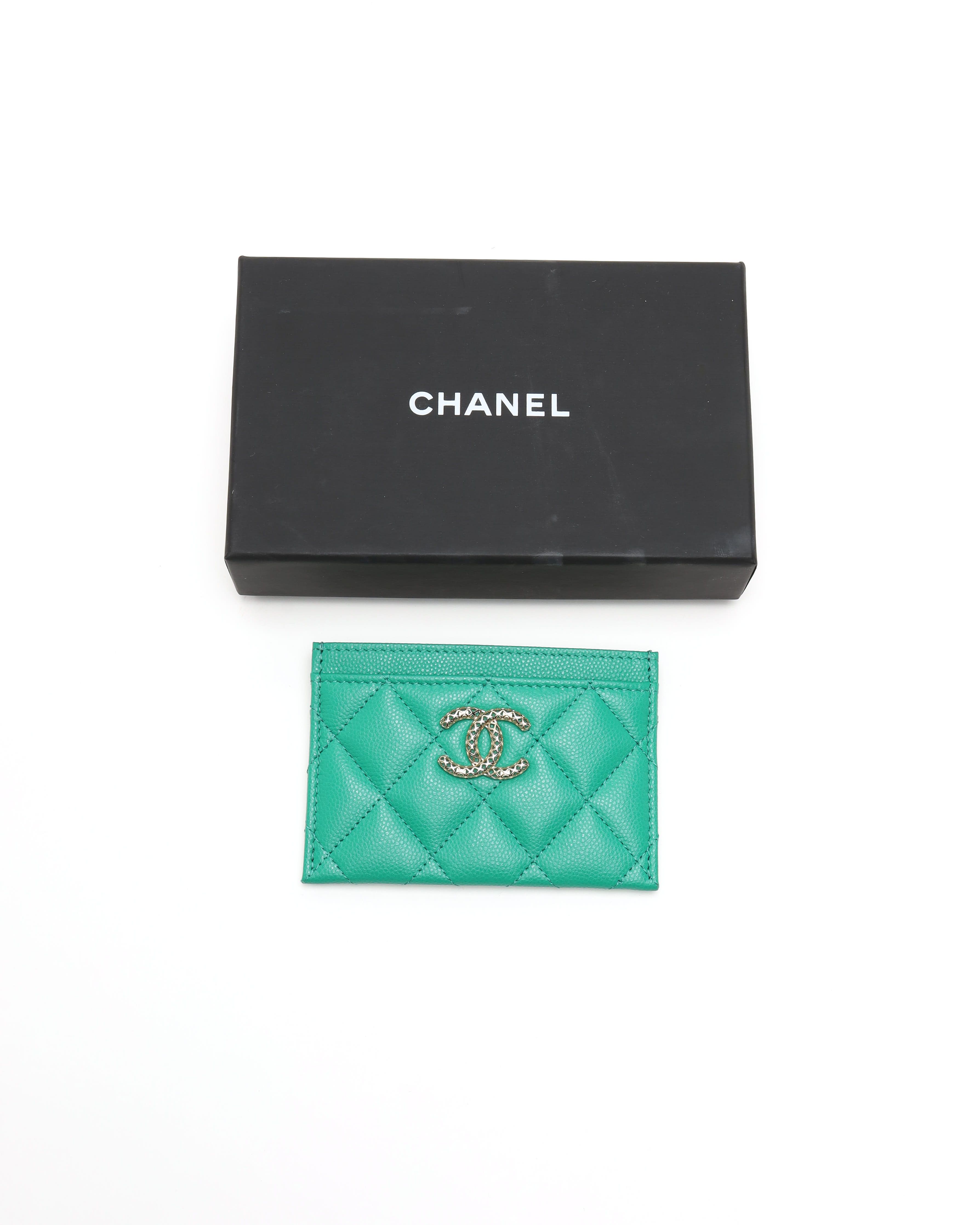 Pre-owned Chanel Matelasse Caviar Card Holder In Green