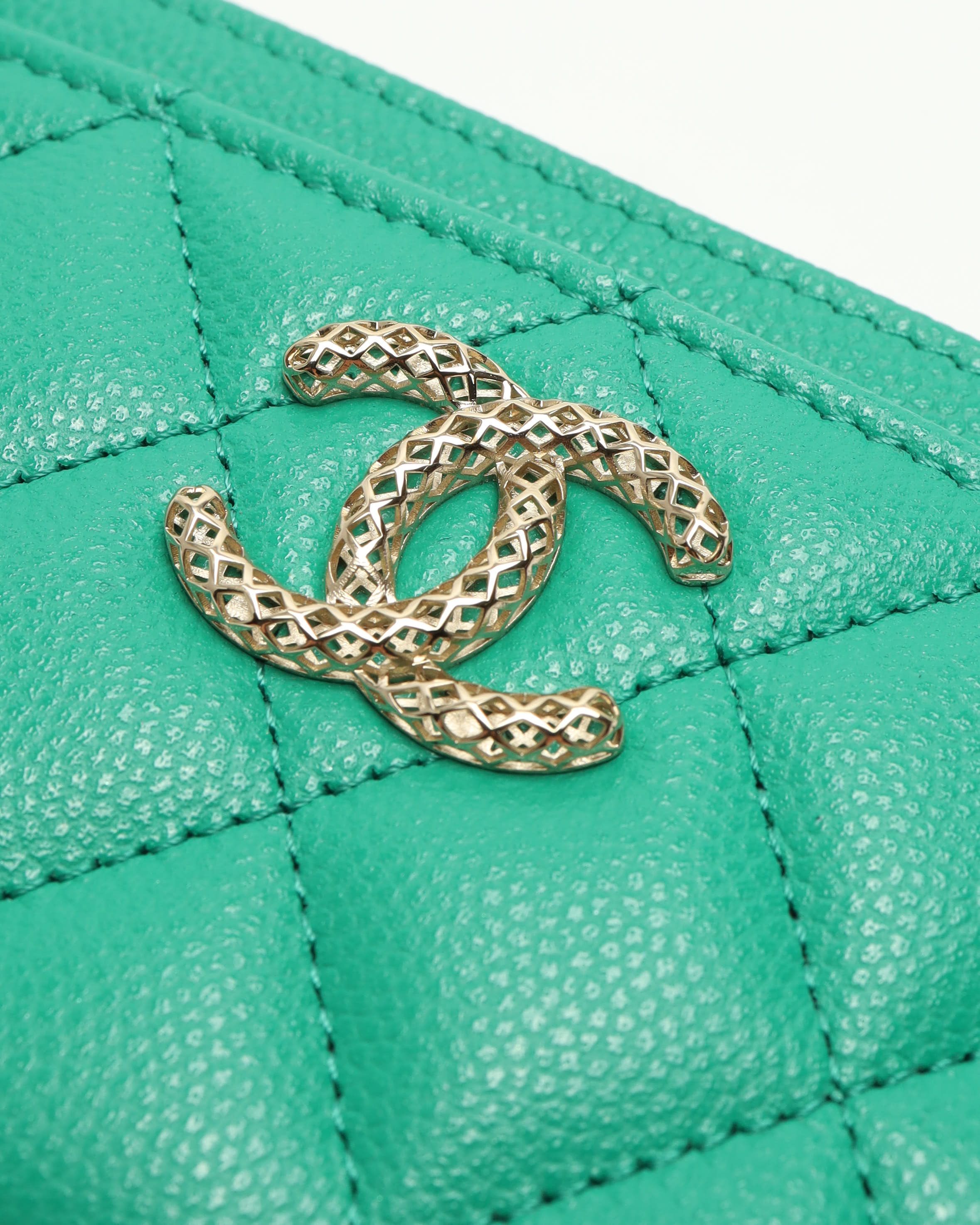 Pre-owned Chanel Matelasse Caviar Card Holder In Green