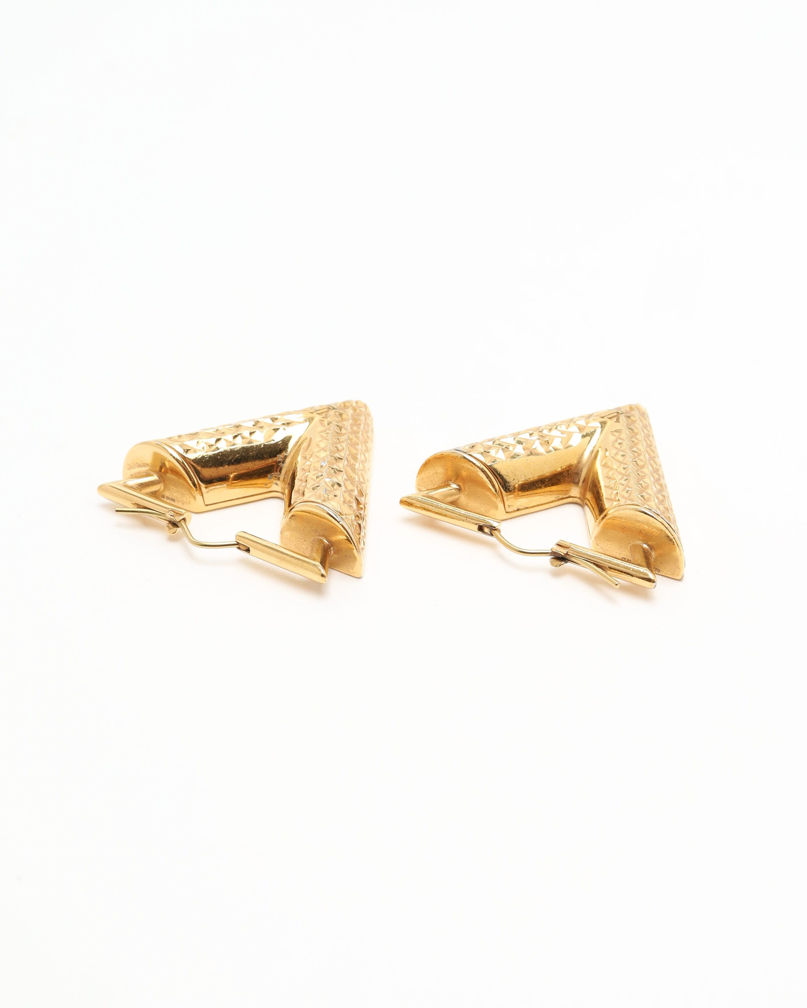 Pre-owned Louis Vuitton Guilloche Essential V Earrings In Gold