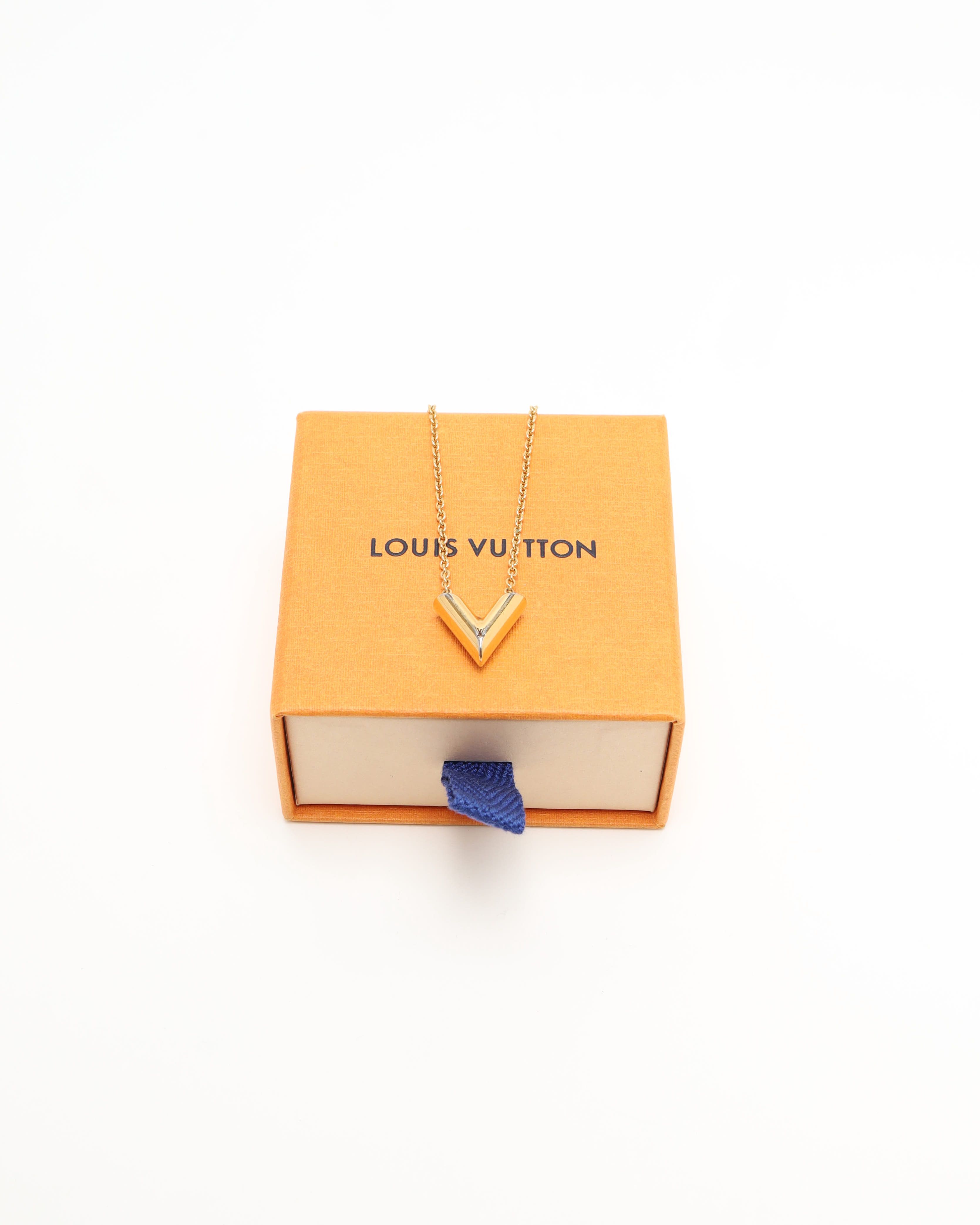 Pre-owned Louis Vuitton Essential V Necklace In Gold