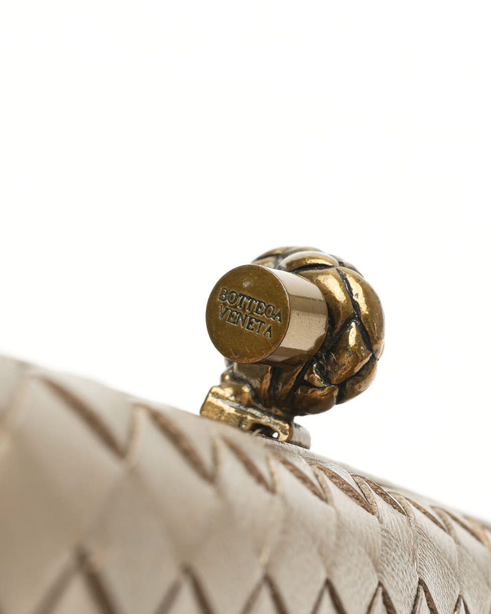 Bottega Veneta Intrecciato Large Knot Clutch Bag In Gold