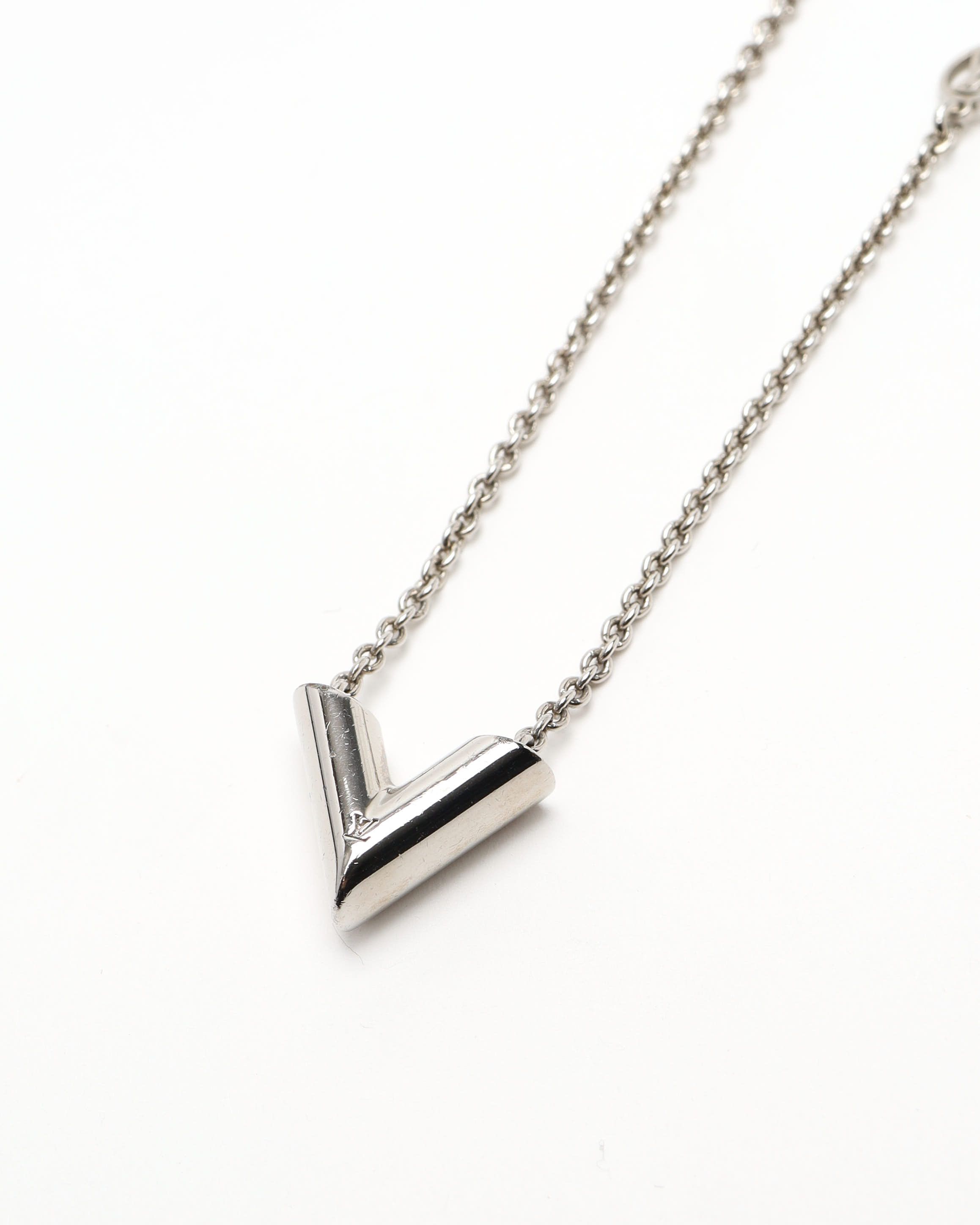 Pre-owned Louis Vuitton Essential V Necklace In Silver