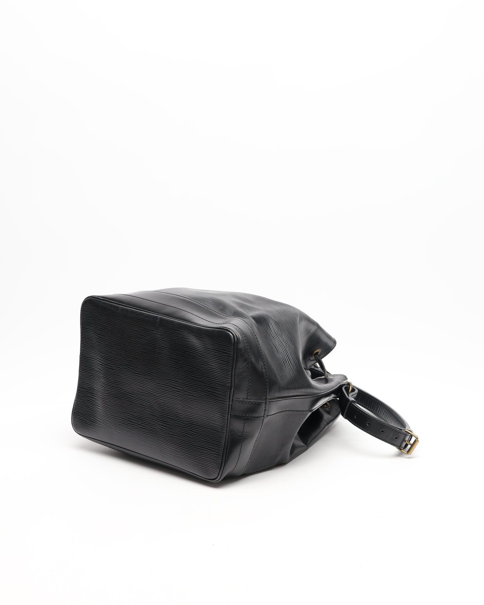 Pre-owned Louis Vuitton Epi Noé Gm Bag In Black