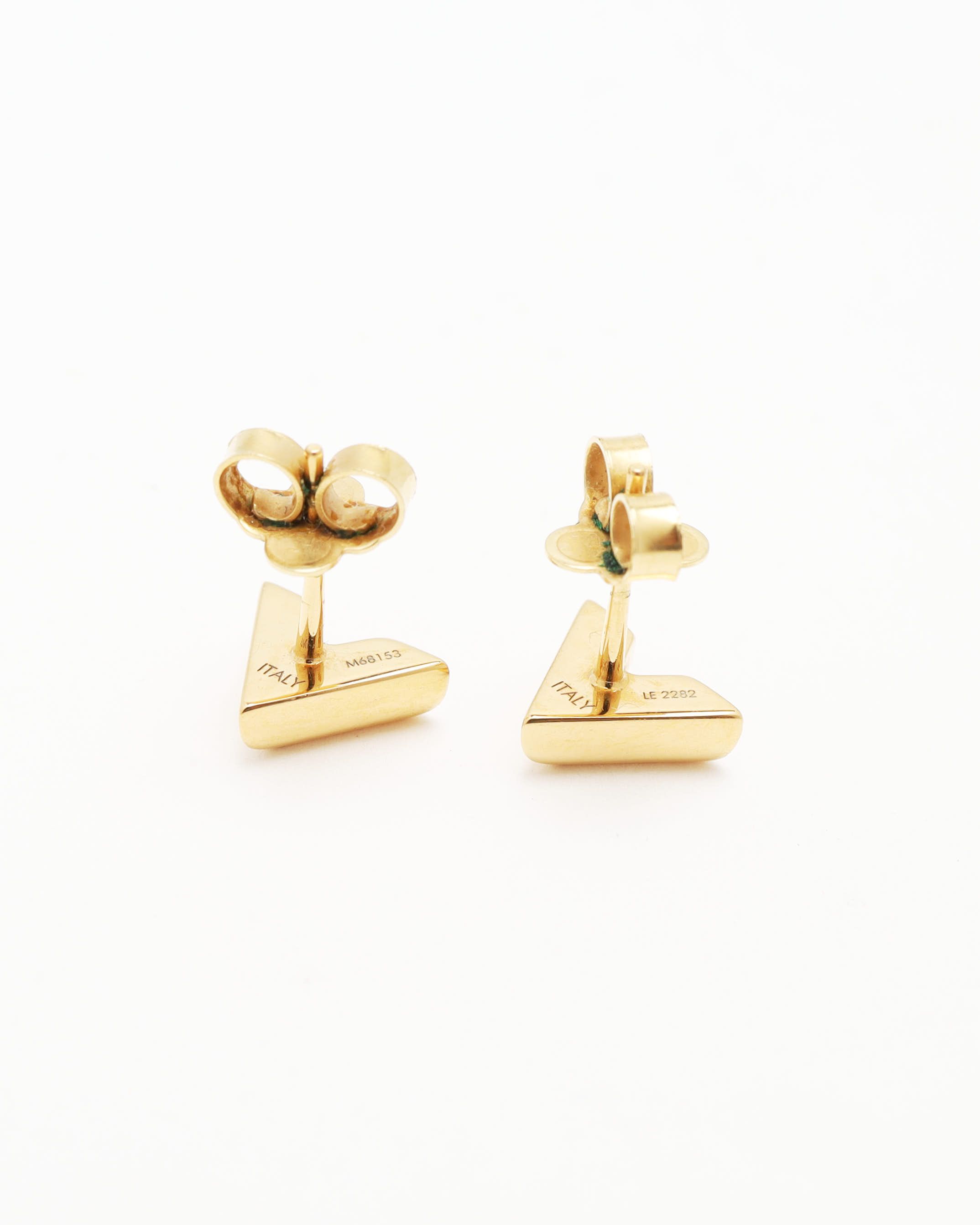 Pre-owned Louis Vuitton Essential V Stud Earrings In Gold