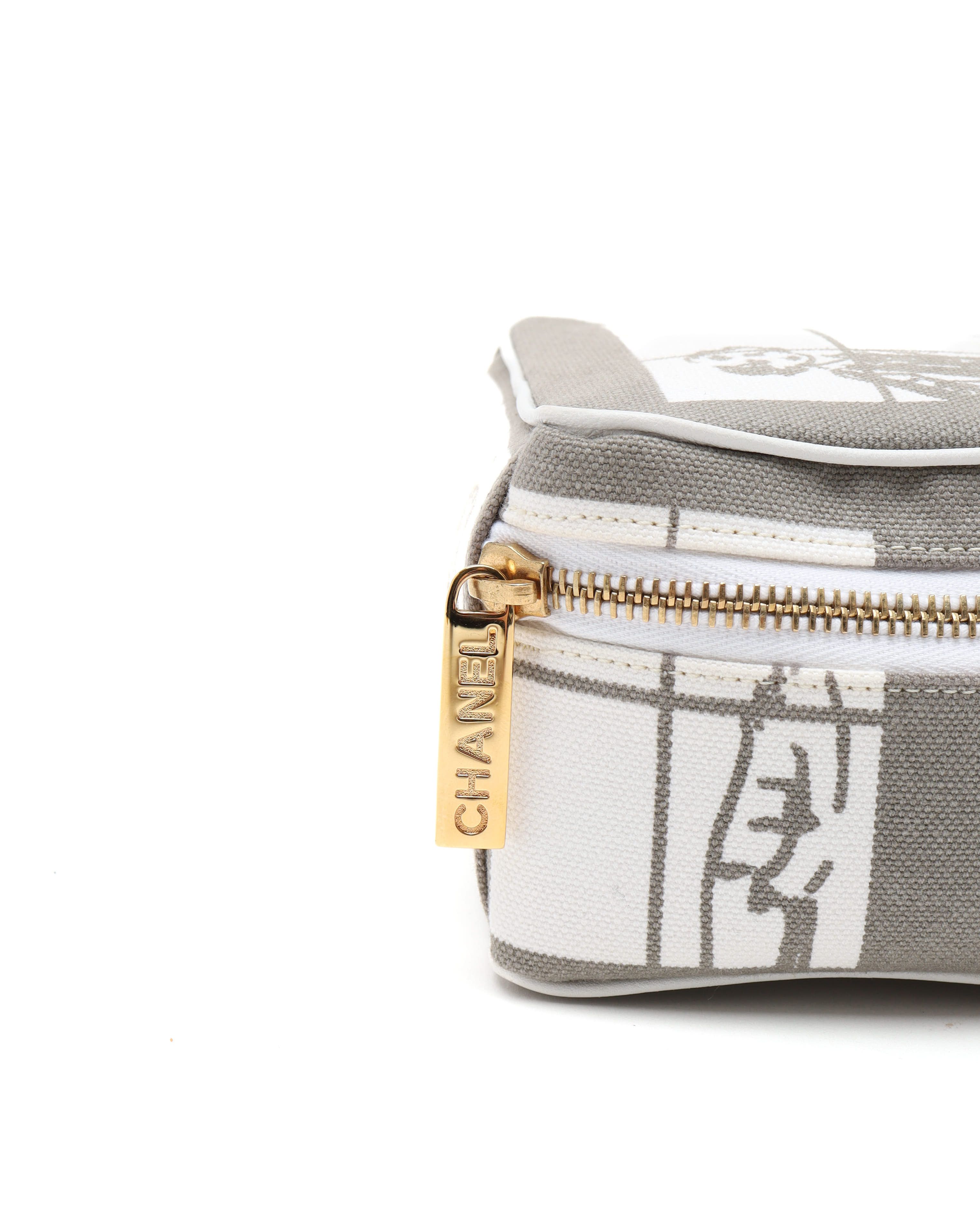 Pre-owned Chanel Vanity Pouch In Gray