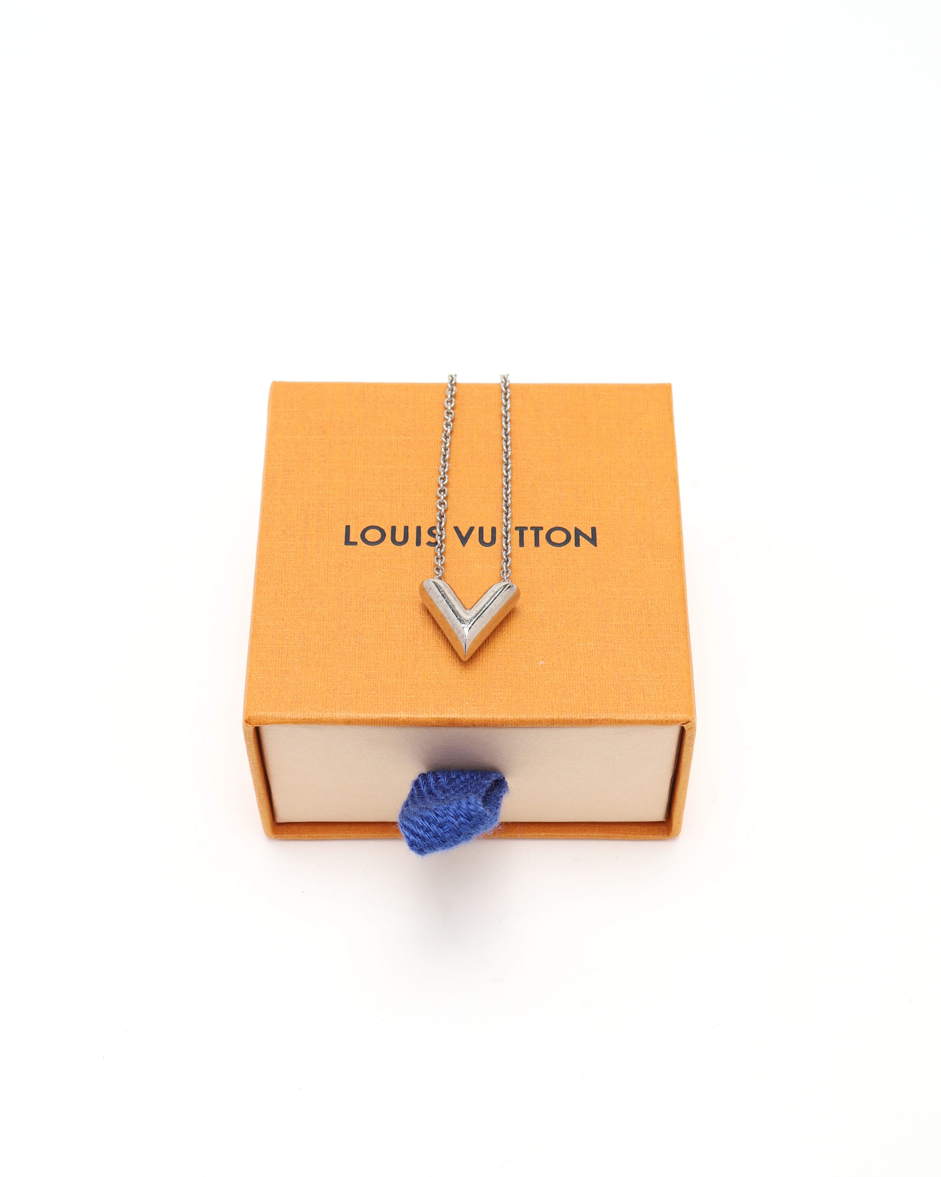 Pre-owned Louis Vuitton Essential V Necklace In Silver