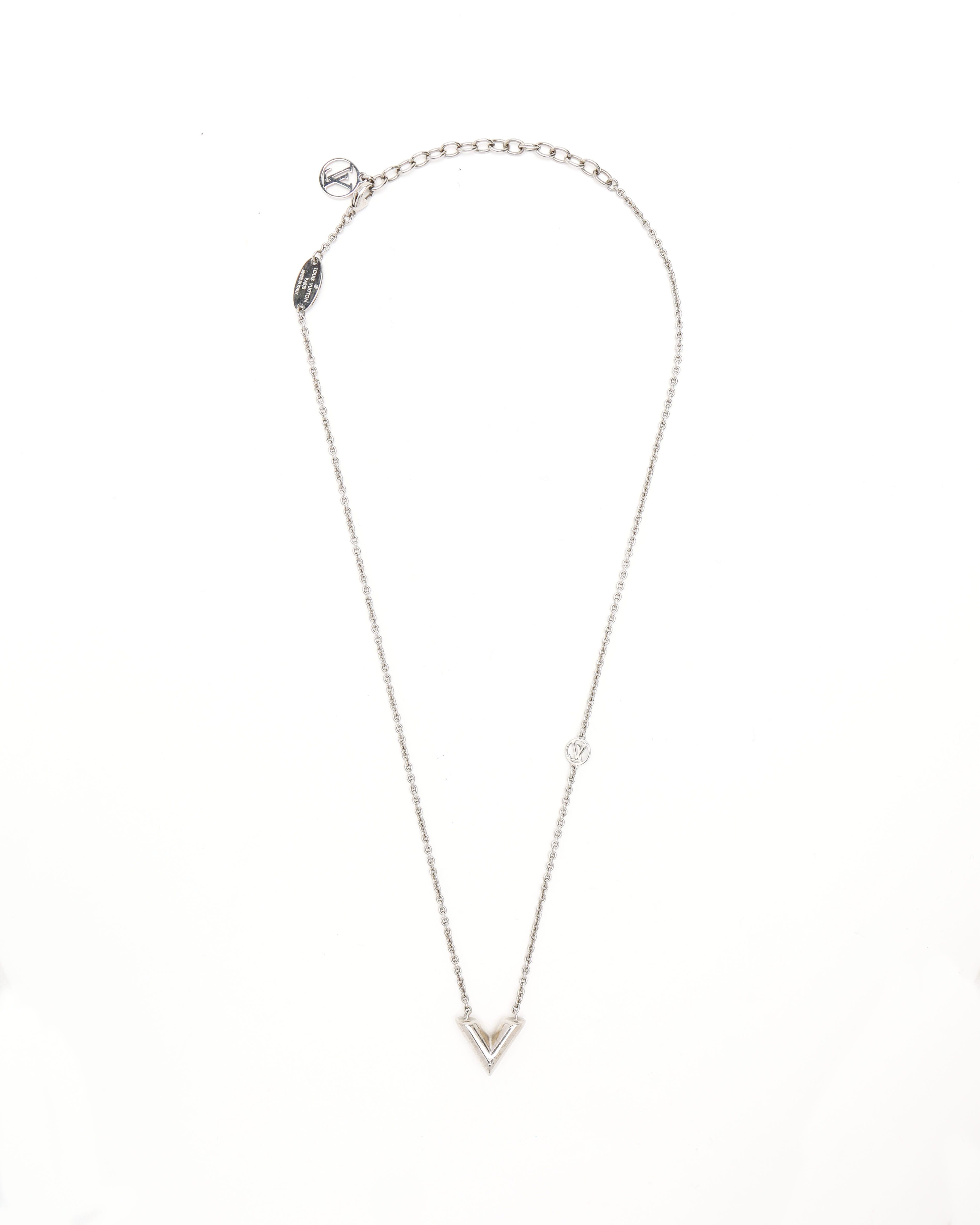Pre-owned Louis Vuitton Essential V Necklace In Silver