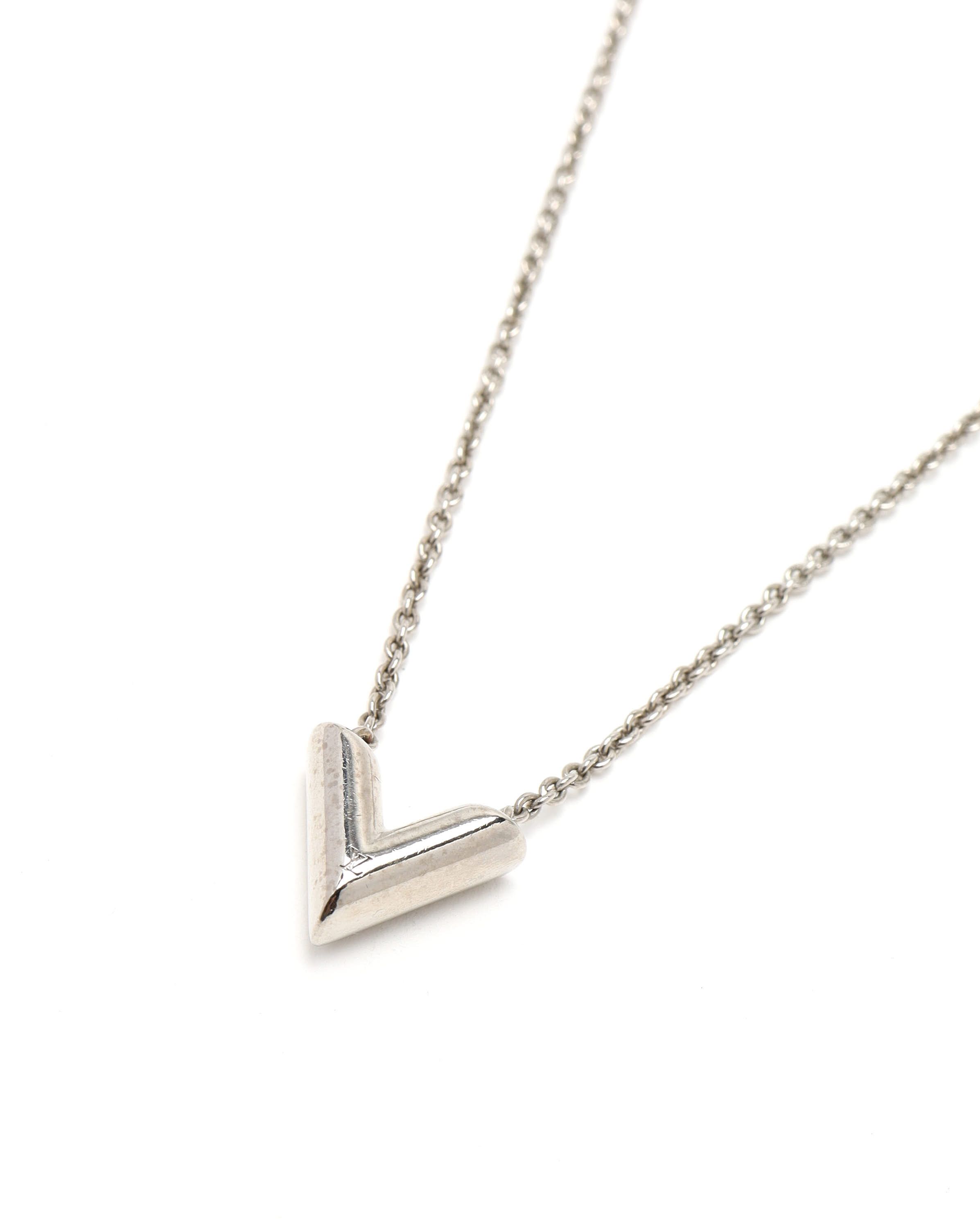 Pre-owned Louis Vuitton Essential V Necklace In Silver